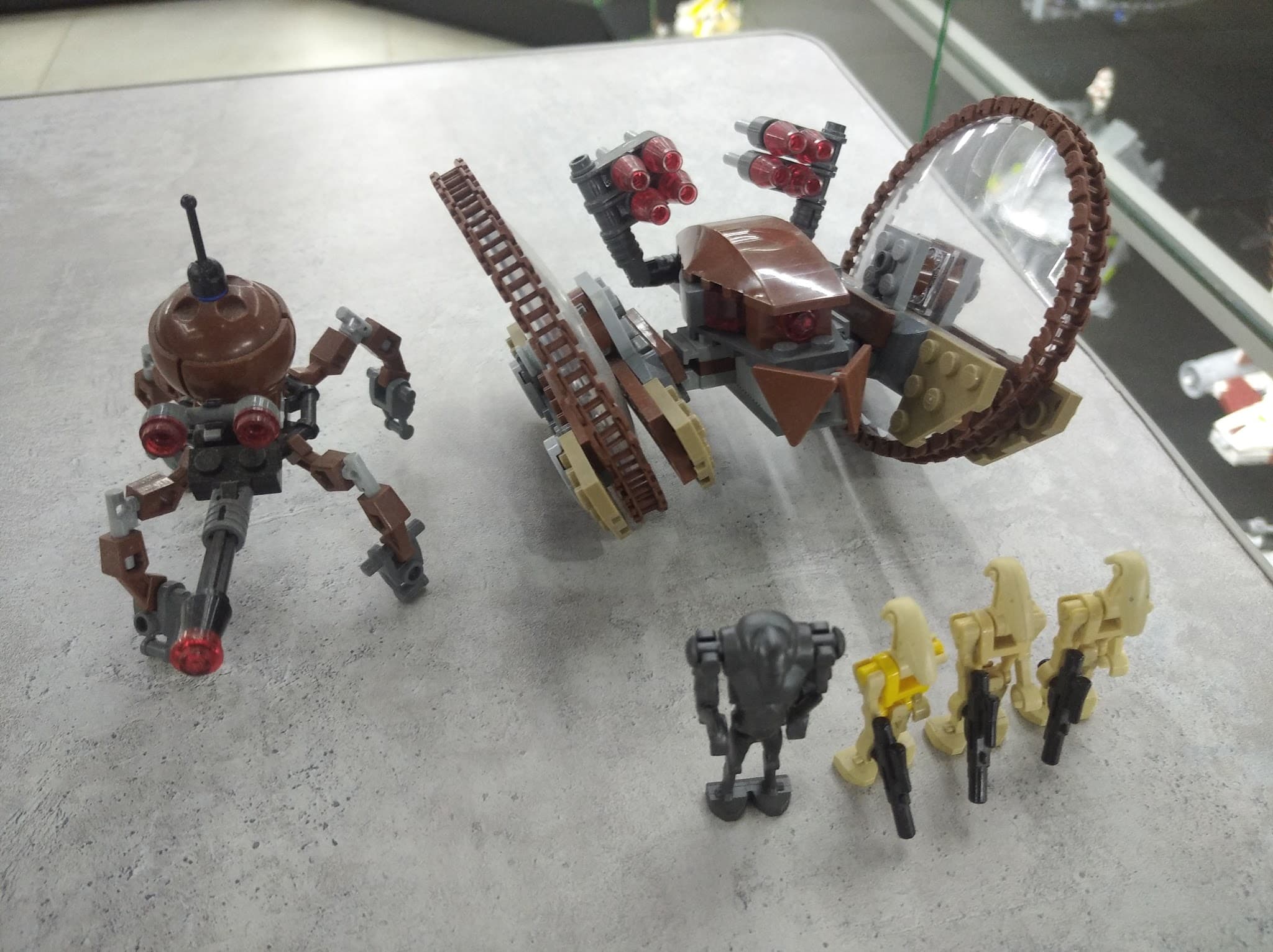 LEGO 7670 Hailfire Droid & Spider Droid