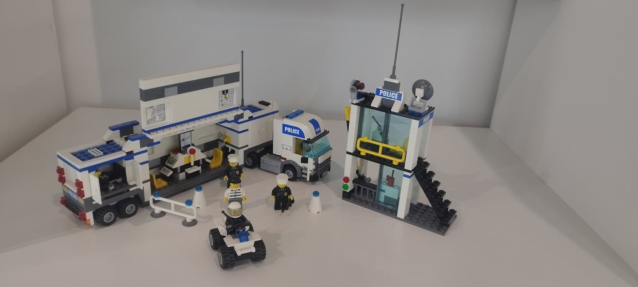 LEGO 7743 Police Truck