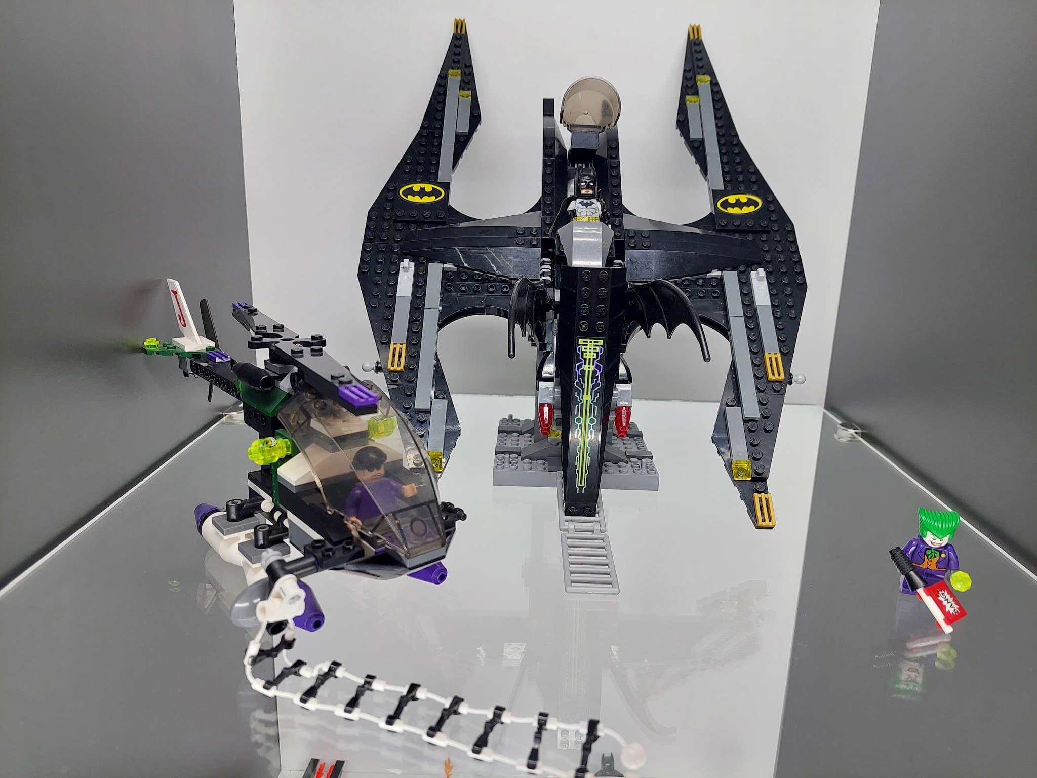 LEGO 7782 The Batwing: The Joker's Aerial Assault