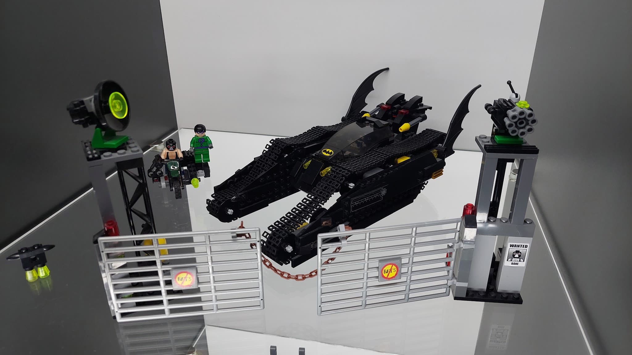 LEGO 7787 The Bat-Tank: The Riddler and Bane's Hideout