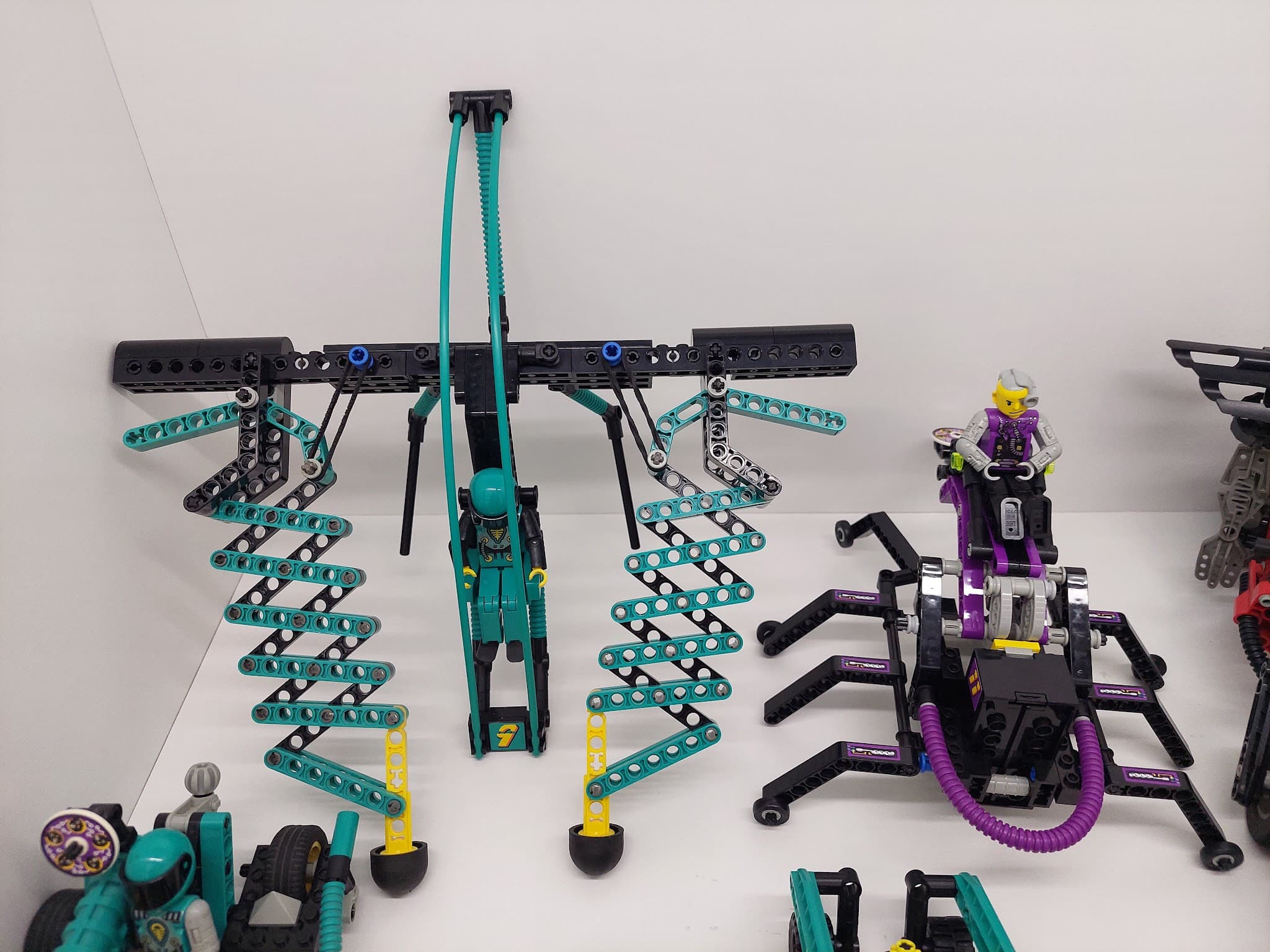 LEGO 8266 Blue Flash Versus The Arachnophob