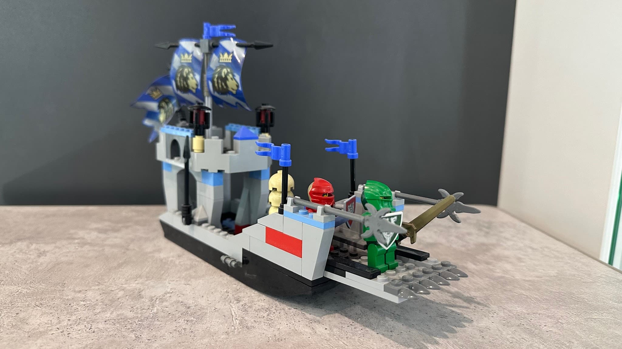 LEGO 8801 Knights' Attack Barge