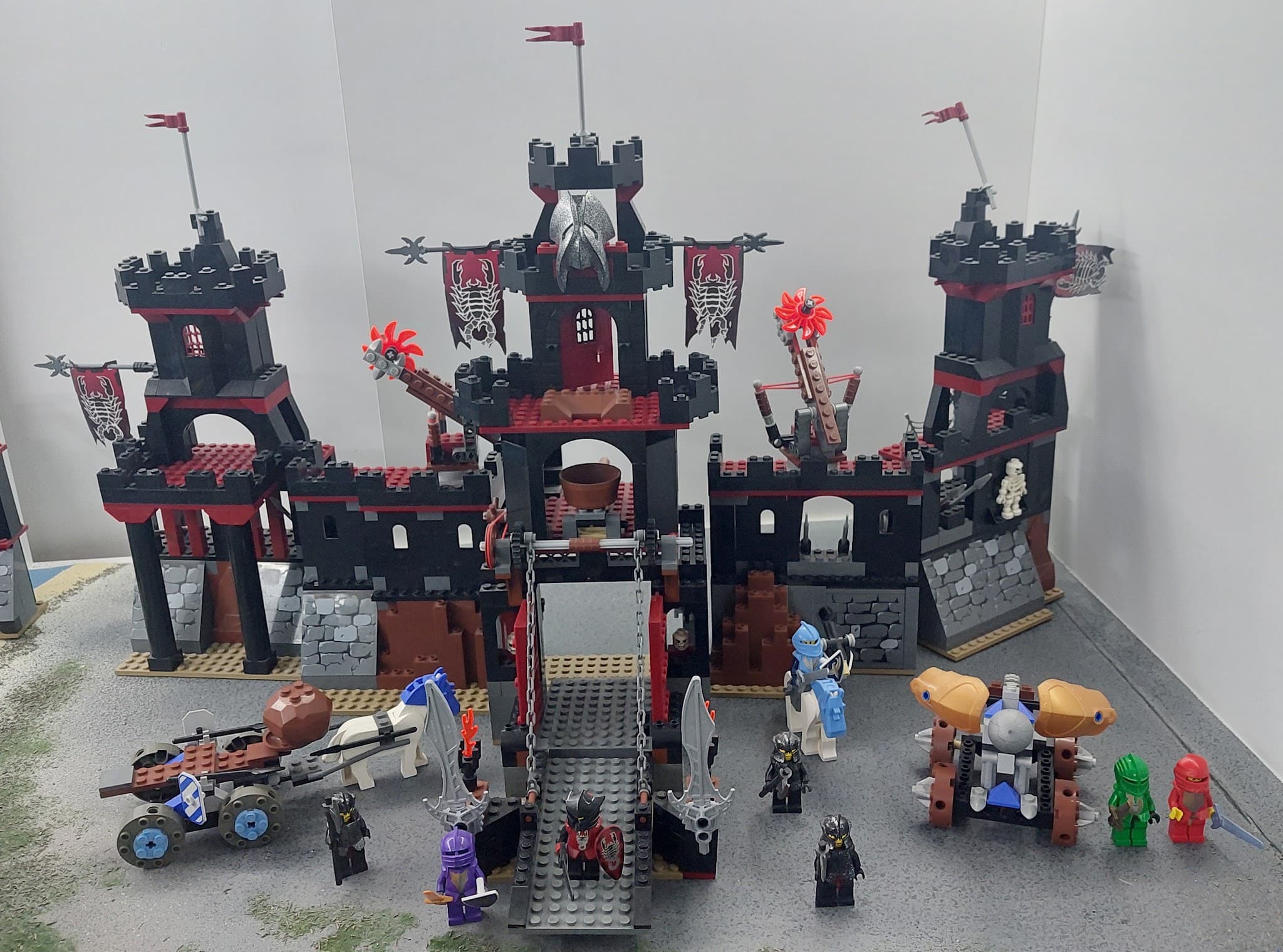 LEGO 8877 Vladek's Dark Fortress