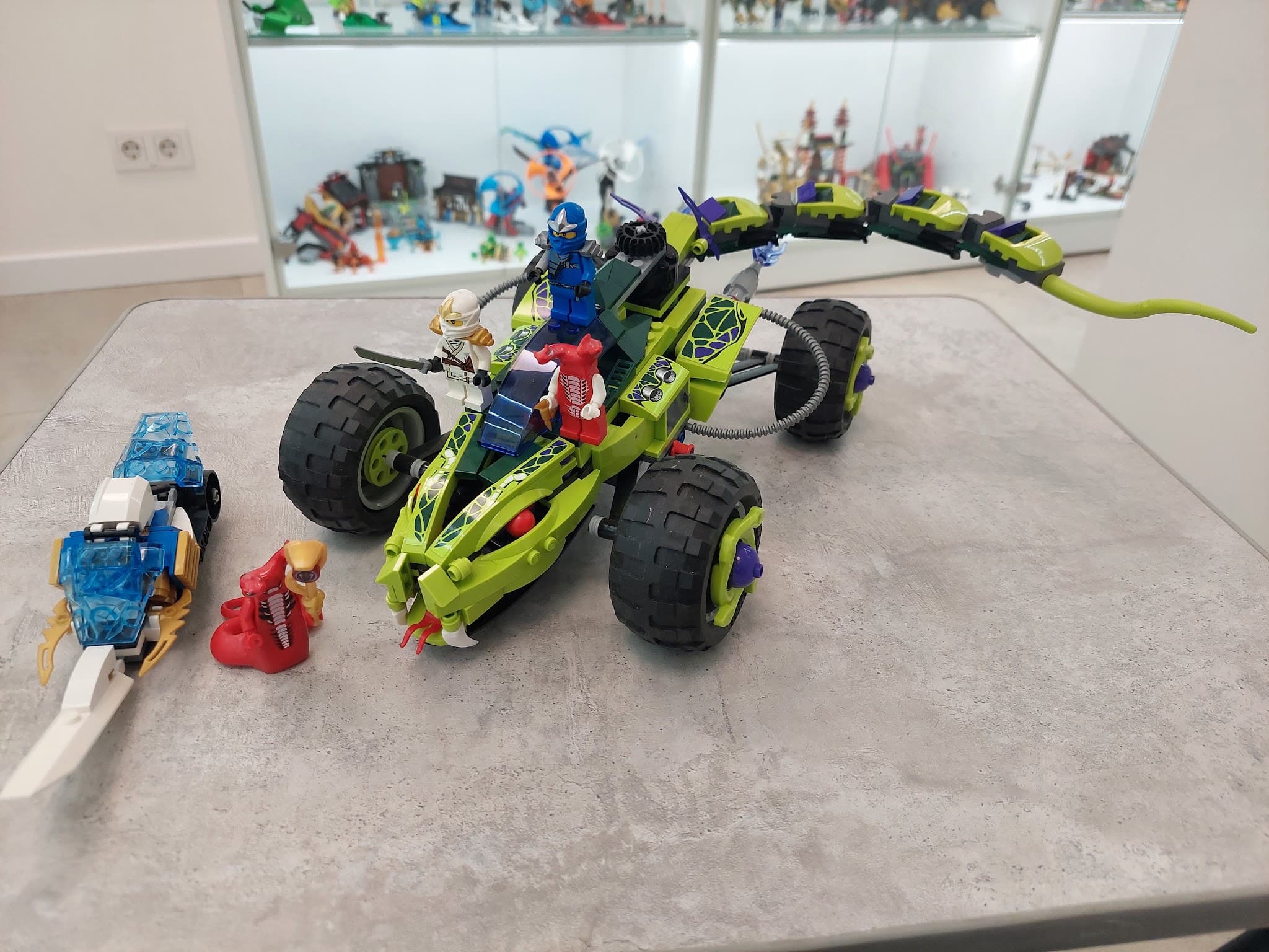 LEGO 9445 Fangpyre Truck Ambush