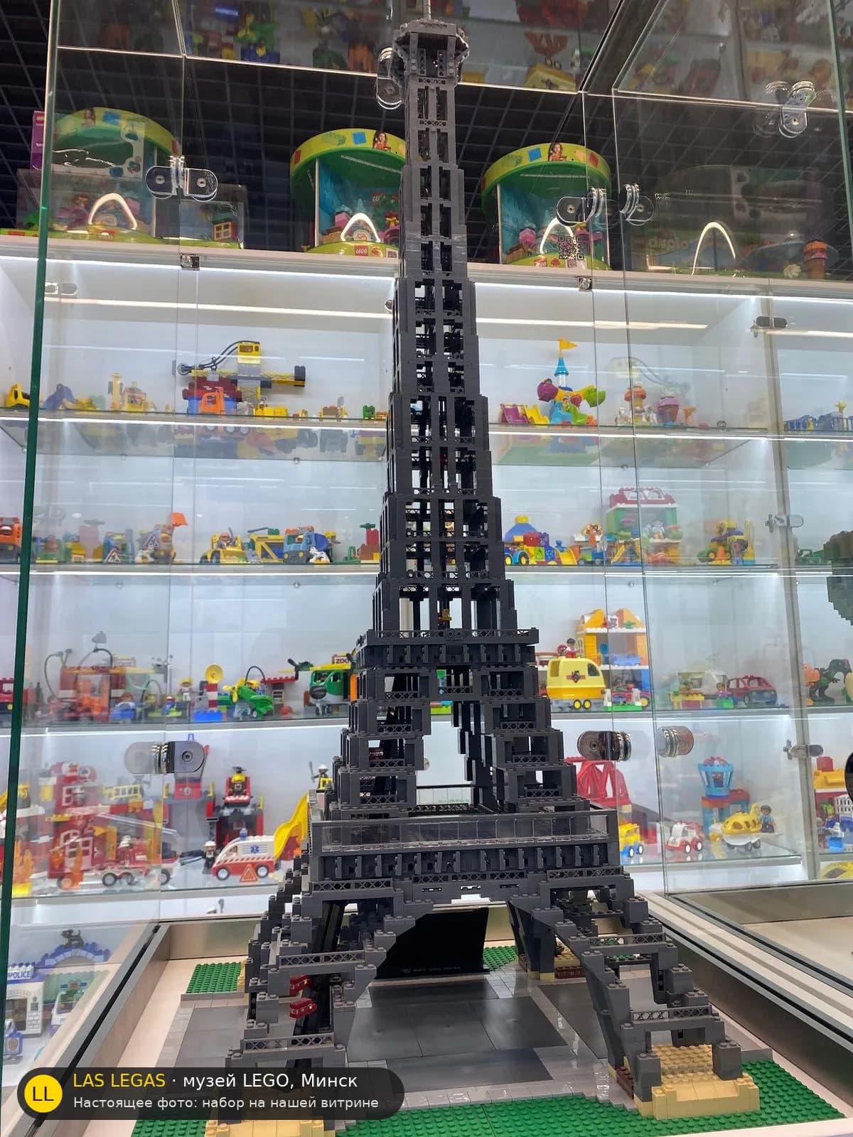 LEGO 10181 Эйфелева башня (Eiffel Tower) на витрине музея Las Legas