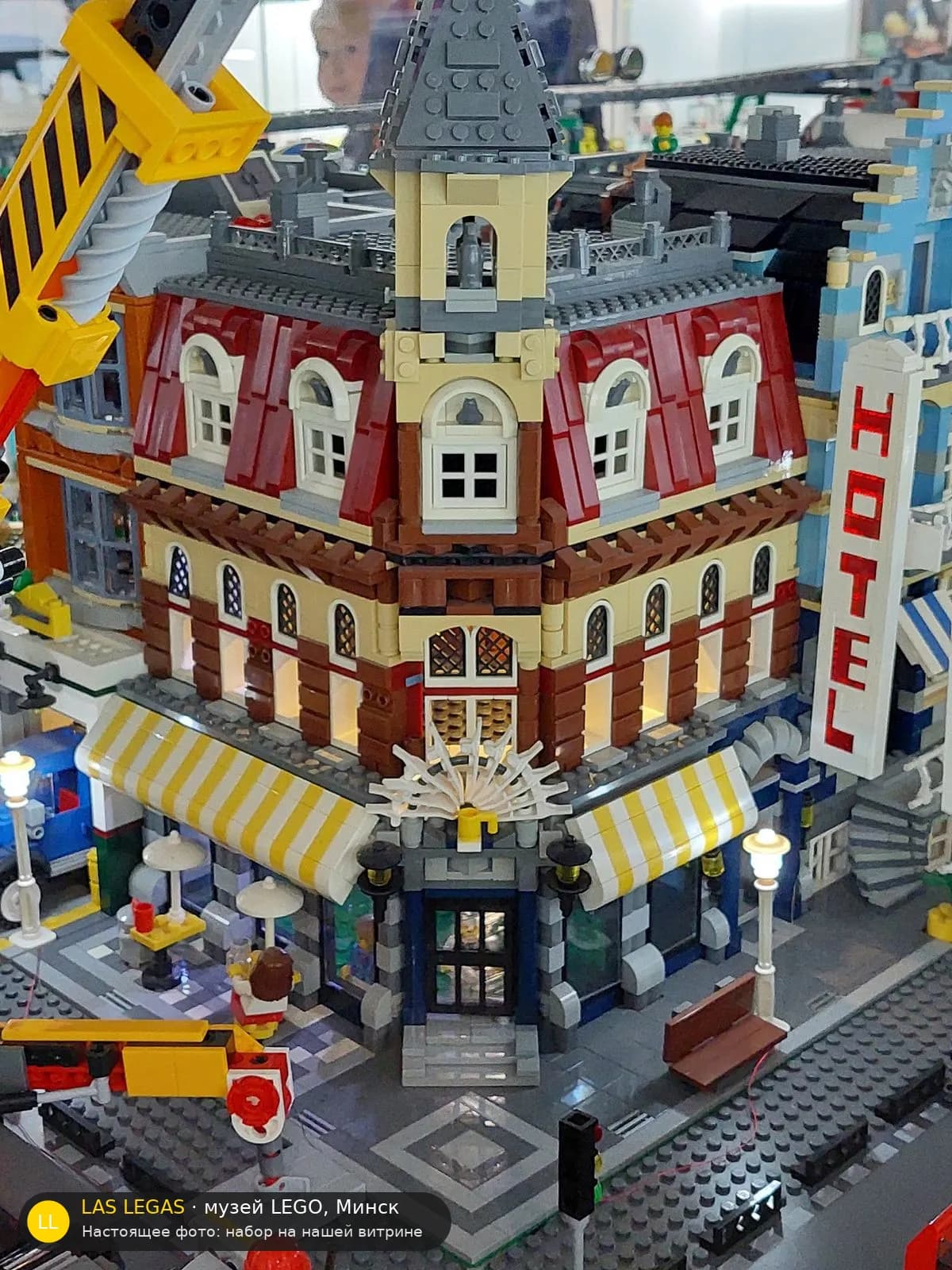 LEGO 10182 Уголок кафе (Cafe Corner) на витрине музея Las Legas
