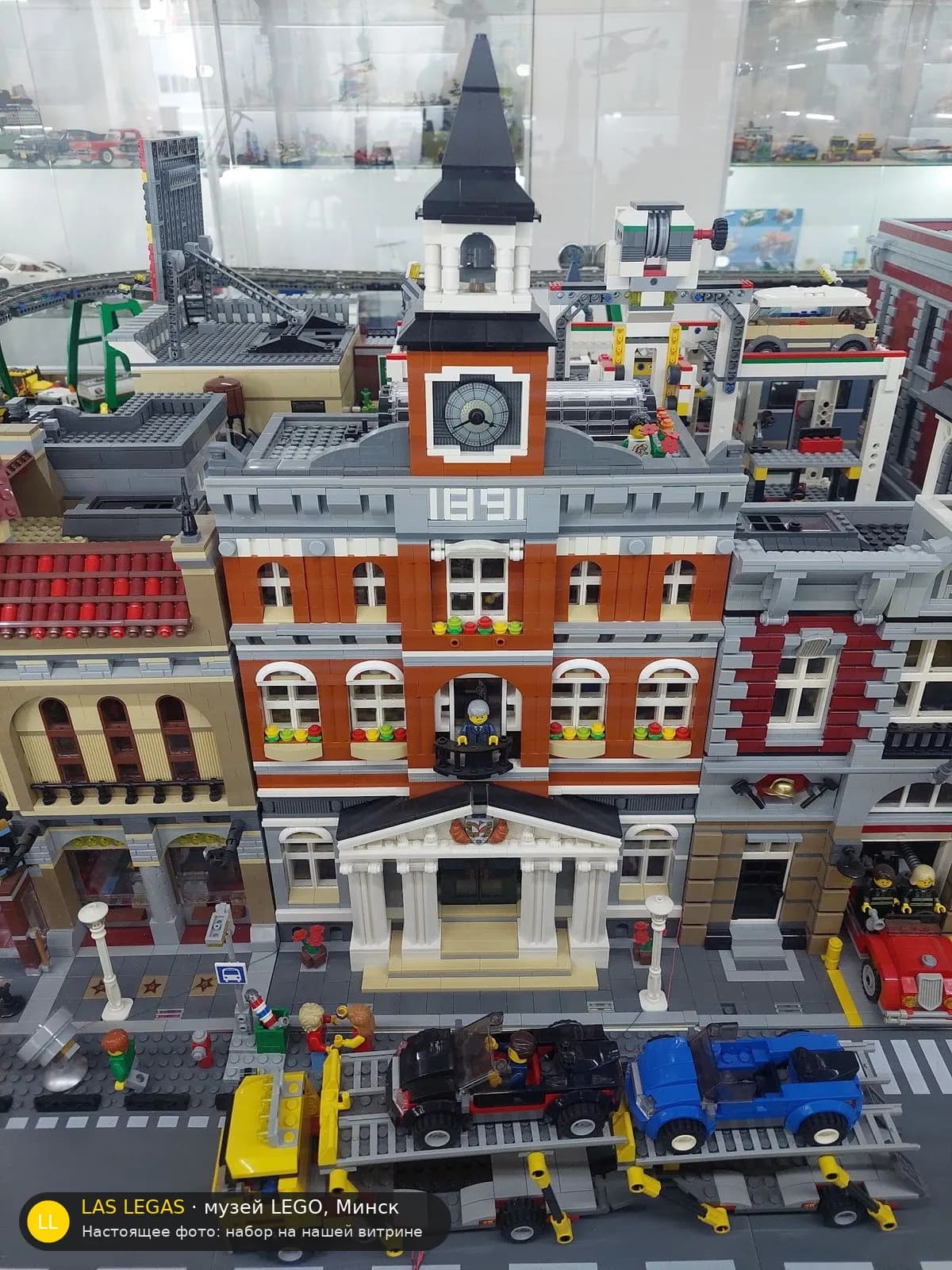LEGO 10224 Ратуша (Town Hall) на витрине музея Las Legas
