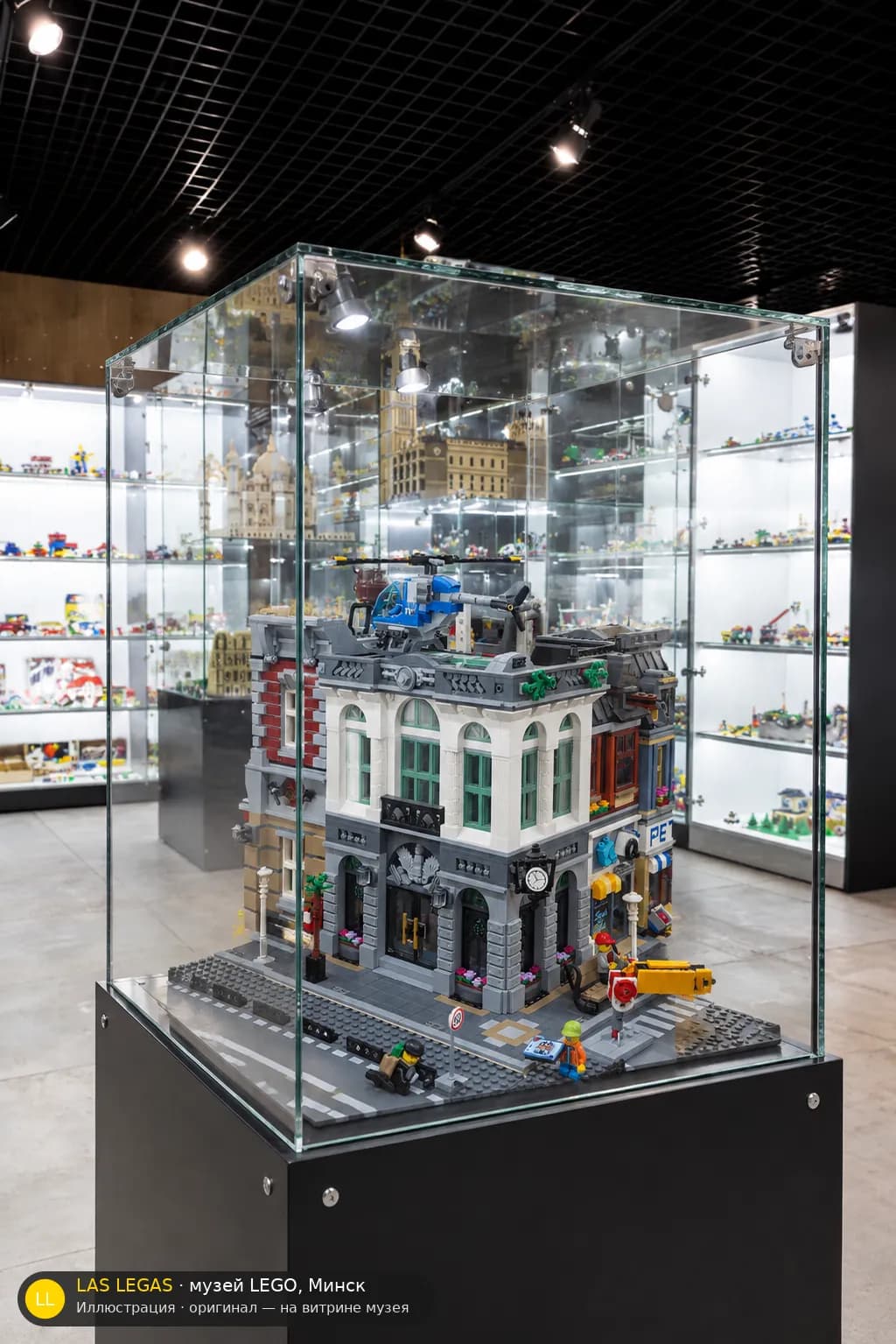 Иллюстрация: LEGO 10251 Банк на витрине в зале музея Las Legas