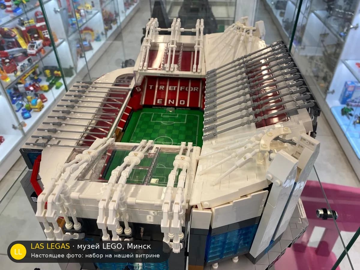 LEGO 10272 Олд Траффорд — Манчестер Юнайтед (Old Trafford - Manchester United) на витрине музея Las Legas