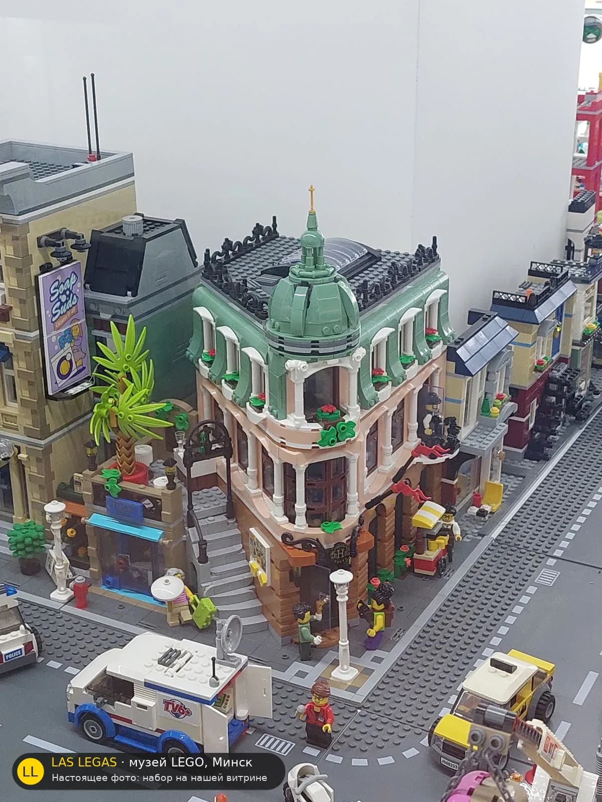 LEGO 10297 Отель «Бутик» (Boutique Hotel) на витрине музея Las Legas