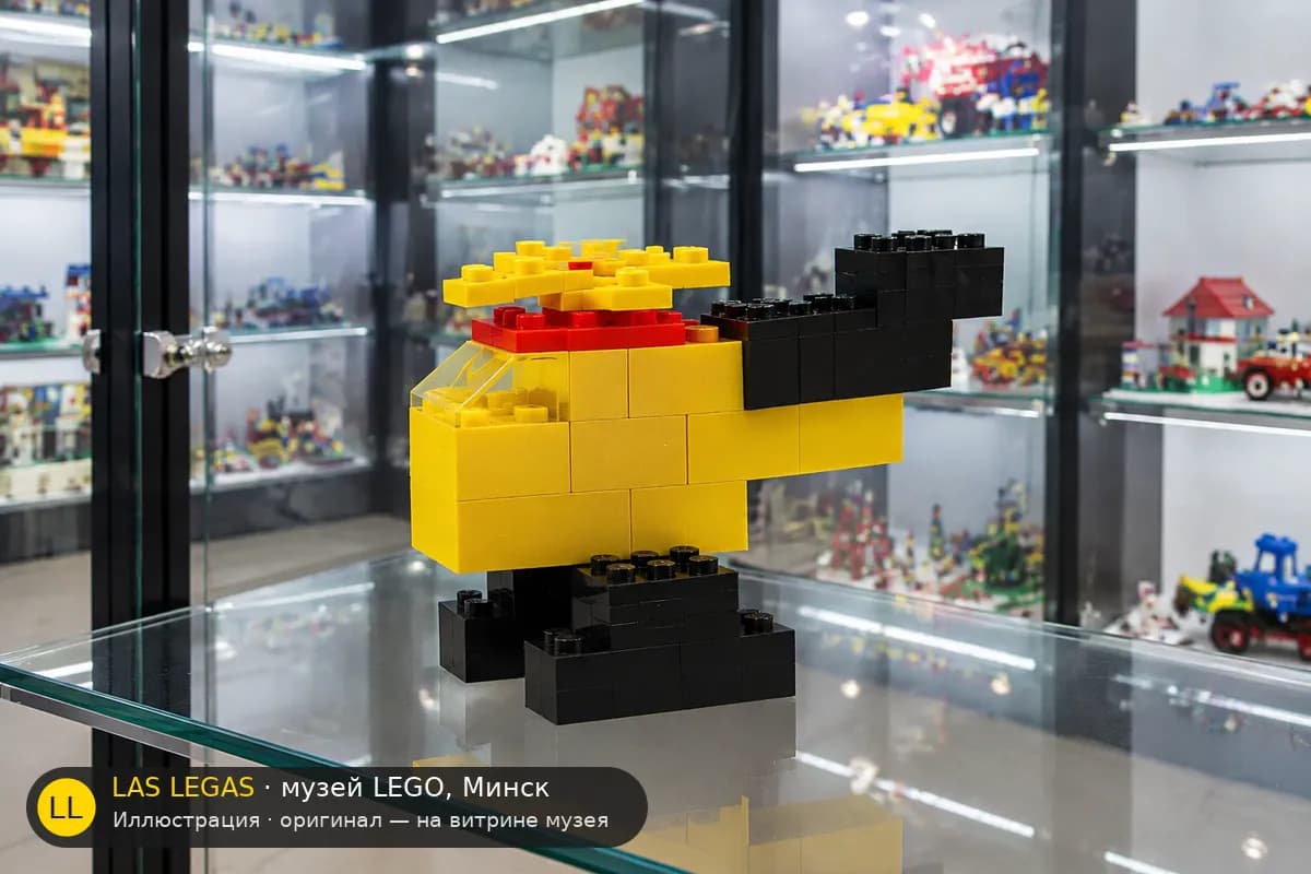 Иллюстрация: LEGO 1914 Вертолёт на витрине в зале музея Las Legas