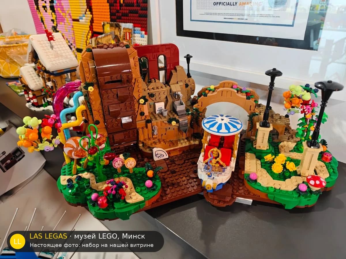 LEGO 21360 Вилли Вонка и шоколадная фабрика (Willy Wonka & the Chocolate Factory) на витрине музея Las Legas