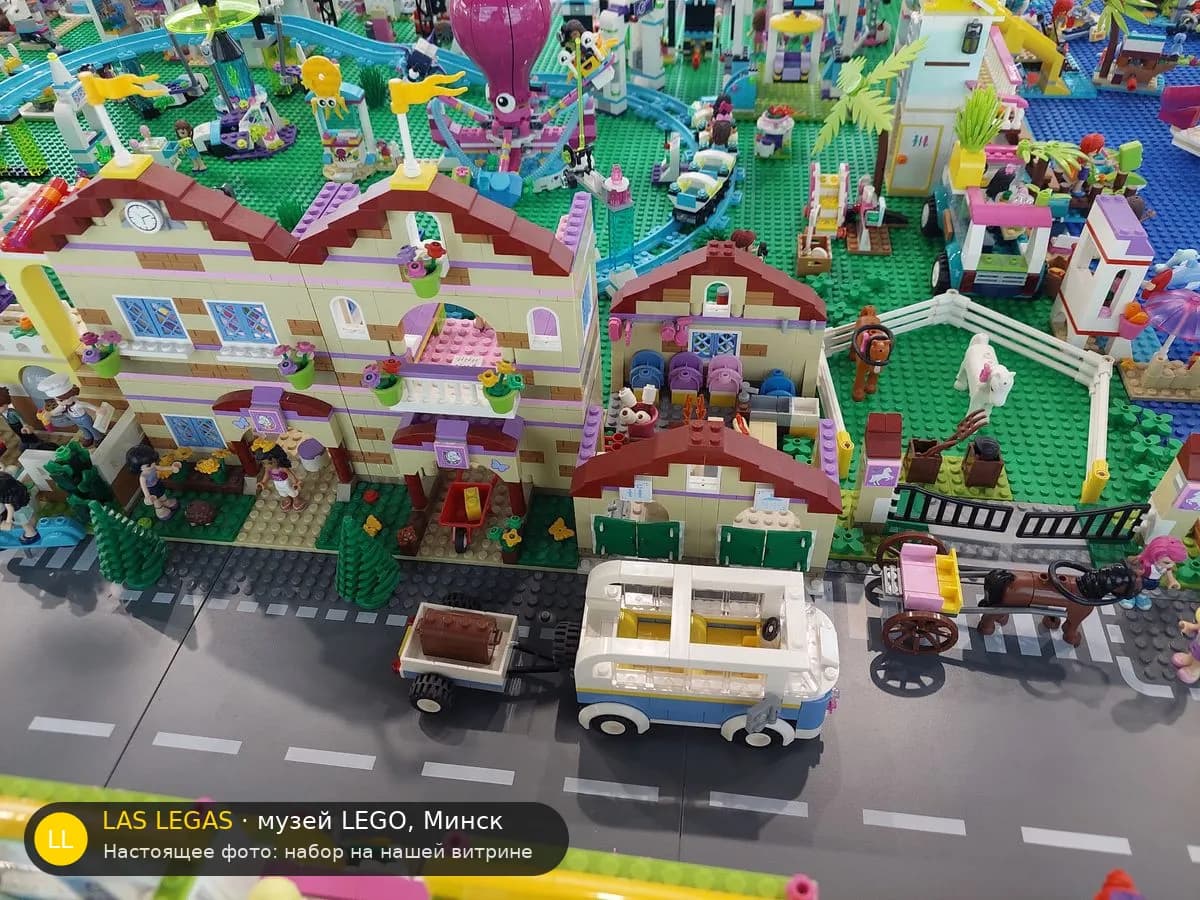 LEGO 3185 Летний конный лагерь (Summer Riding Camp) на витрине музея Las Legas
