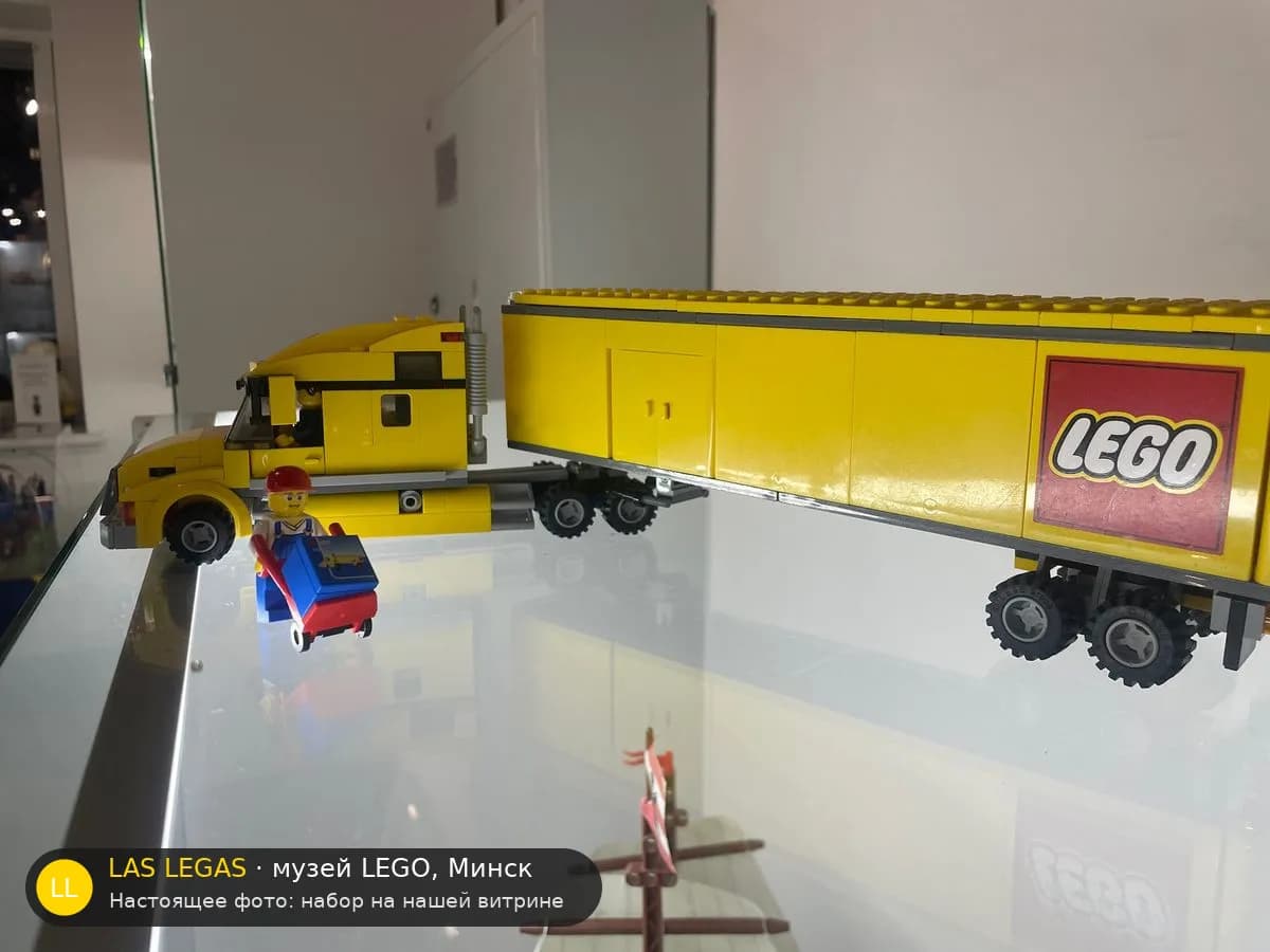 LEGO 3221 Грузовик LEGO City (LEGO City Truck) на витрине музея Las Legas