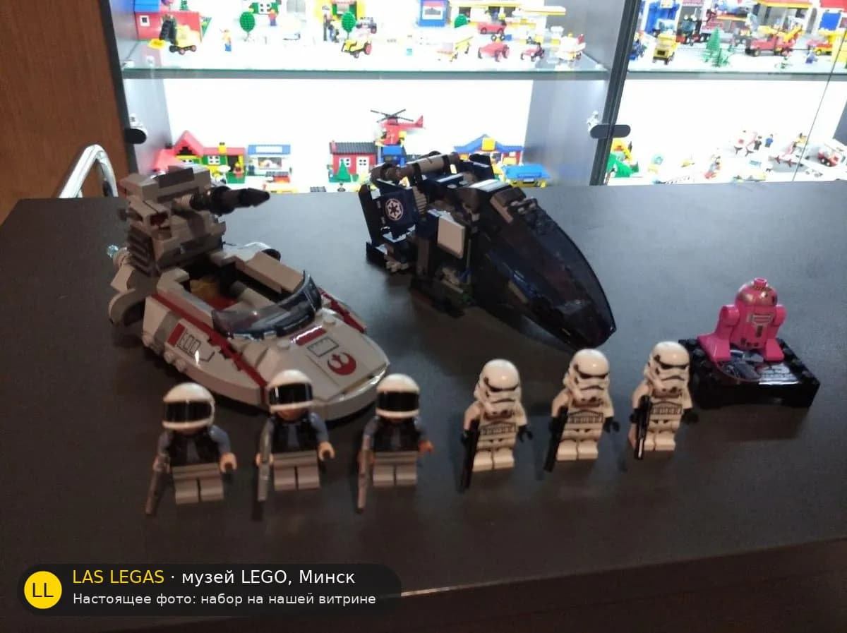 LEGO 40755 Имперский десантный корабль против повстанческого спидера (Imperial Dropship vs. Rebel Scout Speeder) на витрине музея Las Legas