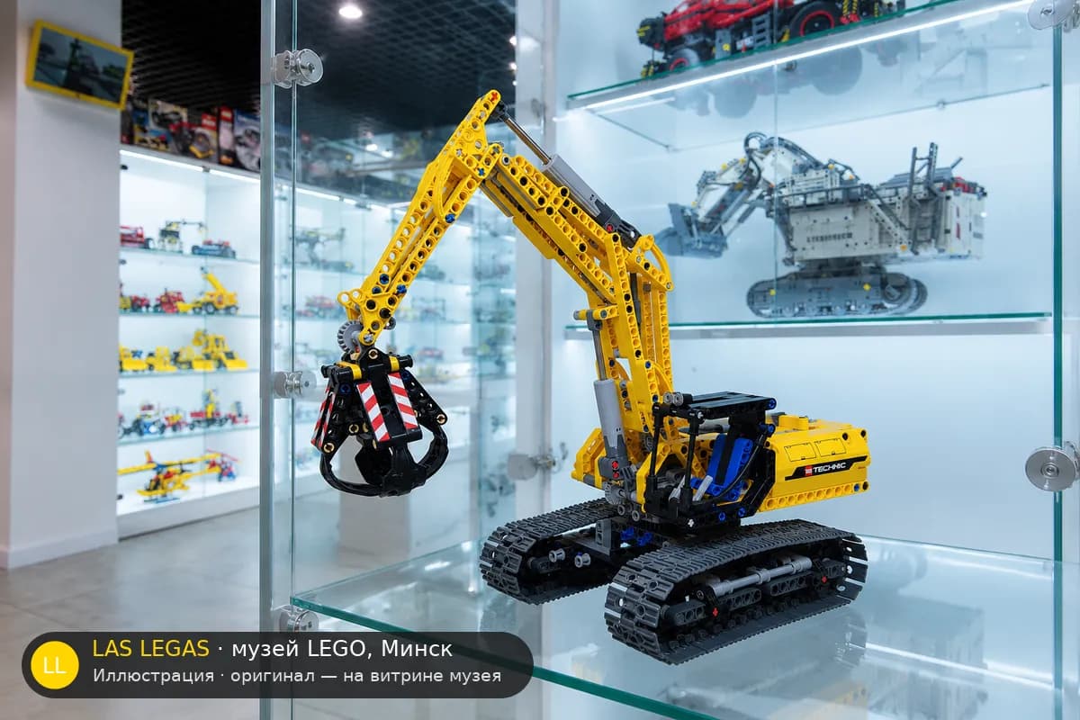 Иллюстрация: LEGO 42006 Экскаватор на витрине в зале музея Las Legas
