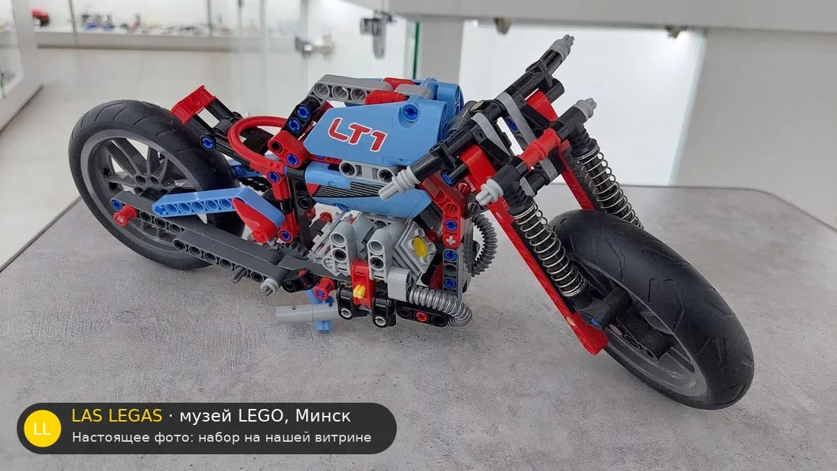 LEGO 42036 Стритбайк (Street Motorcycle) на витрине музея Las Legas