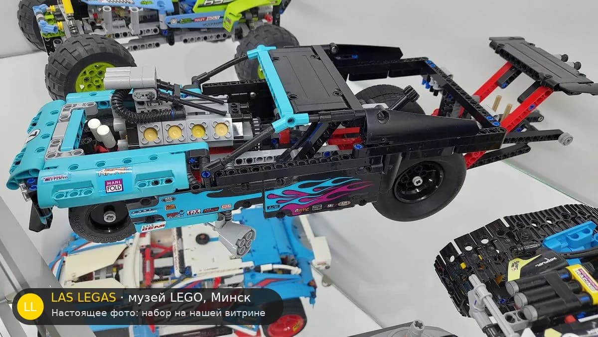 LEGO 42050 Дрэгстер (Drag Racer) на витрине музея Las Legas