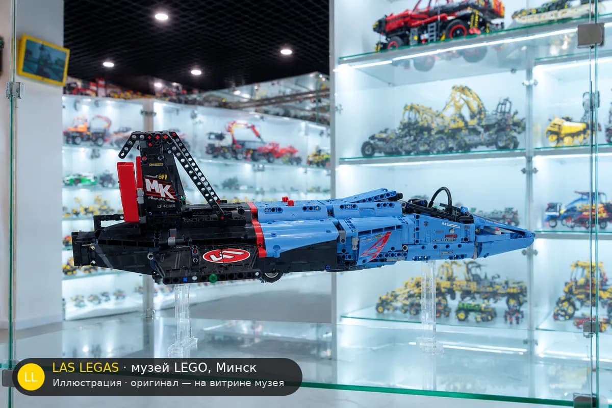 Иллюстрация: LEGO 42066 Гоночный самолёт на витрине в зале музея Las Legas