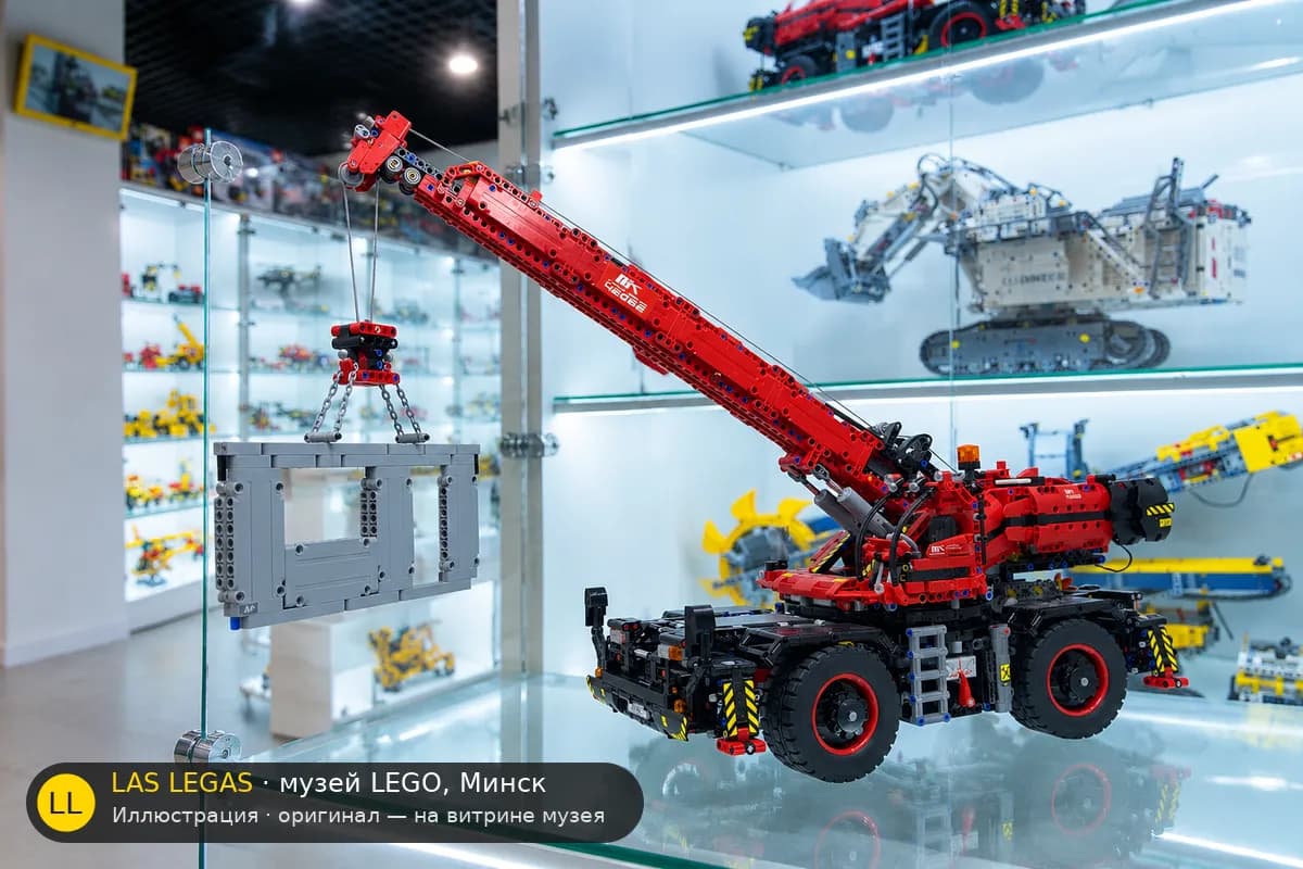 Иллюстрация: LEGO 42082 Кран Rough Terrain на витрине в зале музея Las Legas