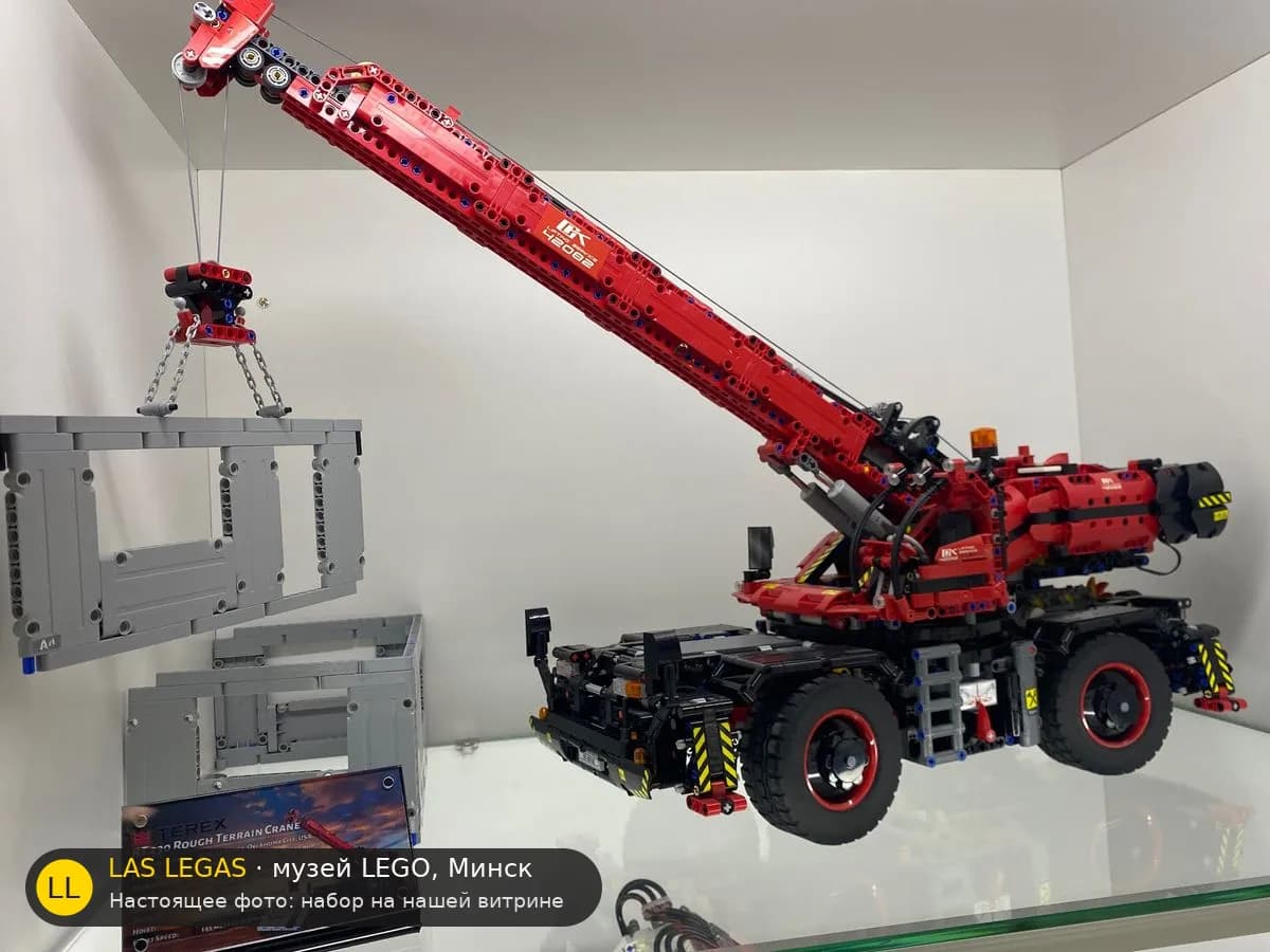 LEGO 42082 Кран Rough Terrain (Rough Terrain Crane) на витрине музея Las Legas