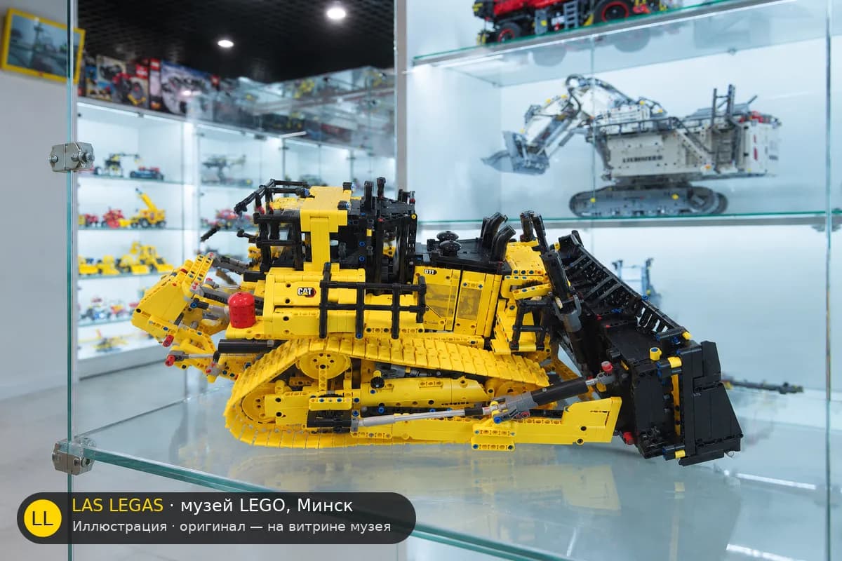 Иллюстрация: LEGO 42131 Бульдозер Cat D11 на витрине в зале музея Las Legas