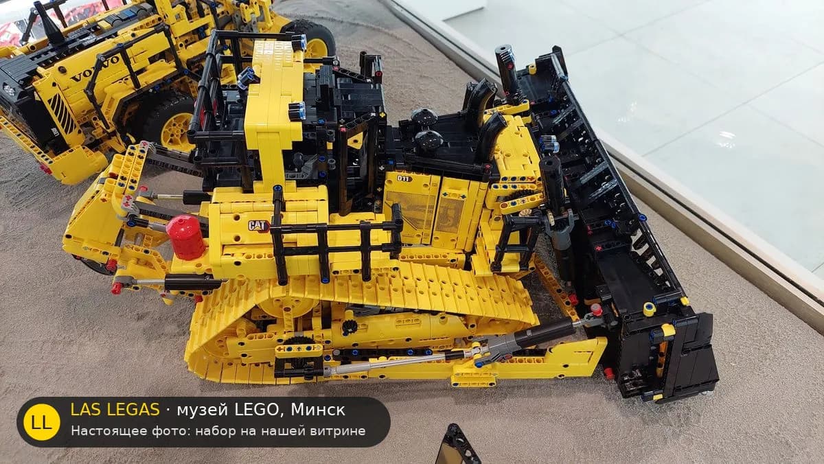 LEGO 42131 Бульдозер Cat D11 (Cat D11 Bulldozer) на витрине музея Las Legas