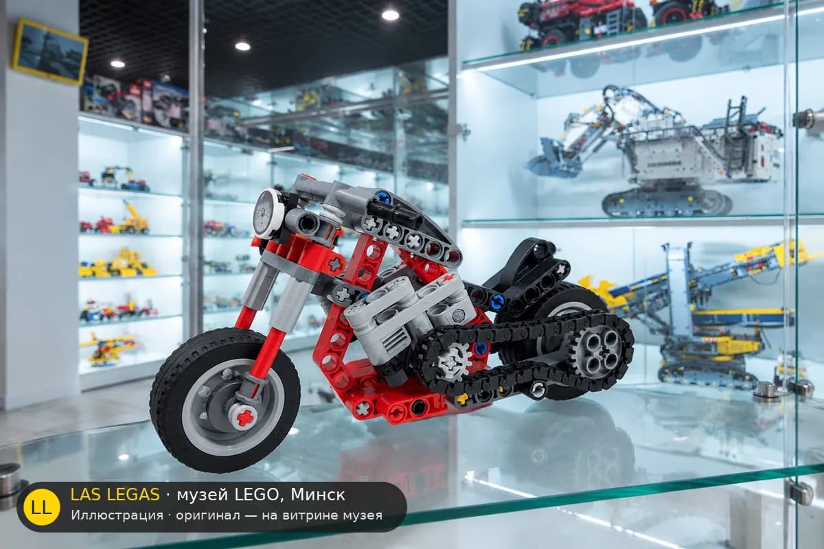 Иллюстрация: LEGO 42132 Мотоцикл на витрине в зале музея Las Legas