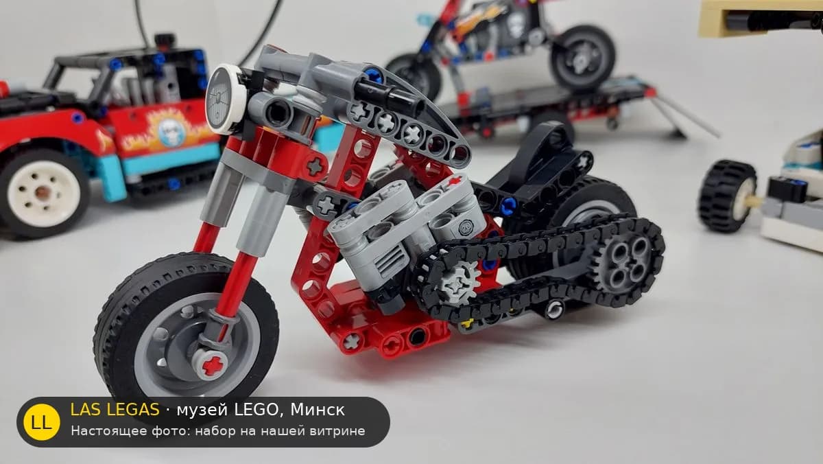 LEGO 42132 Мотоцикл (Motorcycle) на витрине музея Las Legas