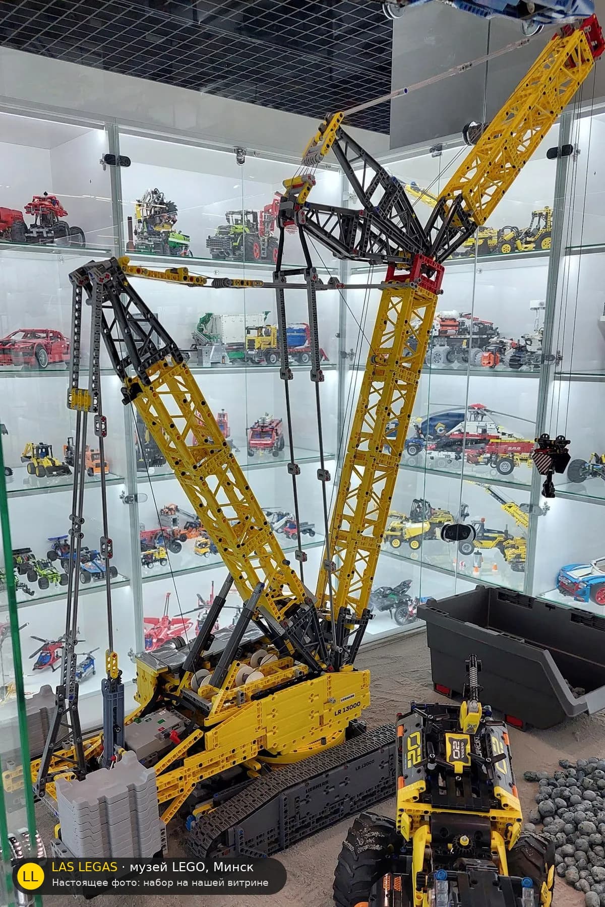 LEGO 42146 Гусеничный кран Liebherr LR 13000 (Liebherr Crawler Crane LR 13000) на витрине музея Las Legas
