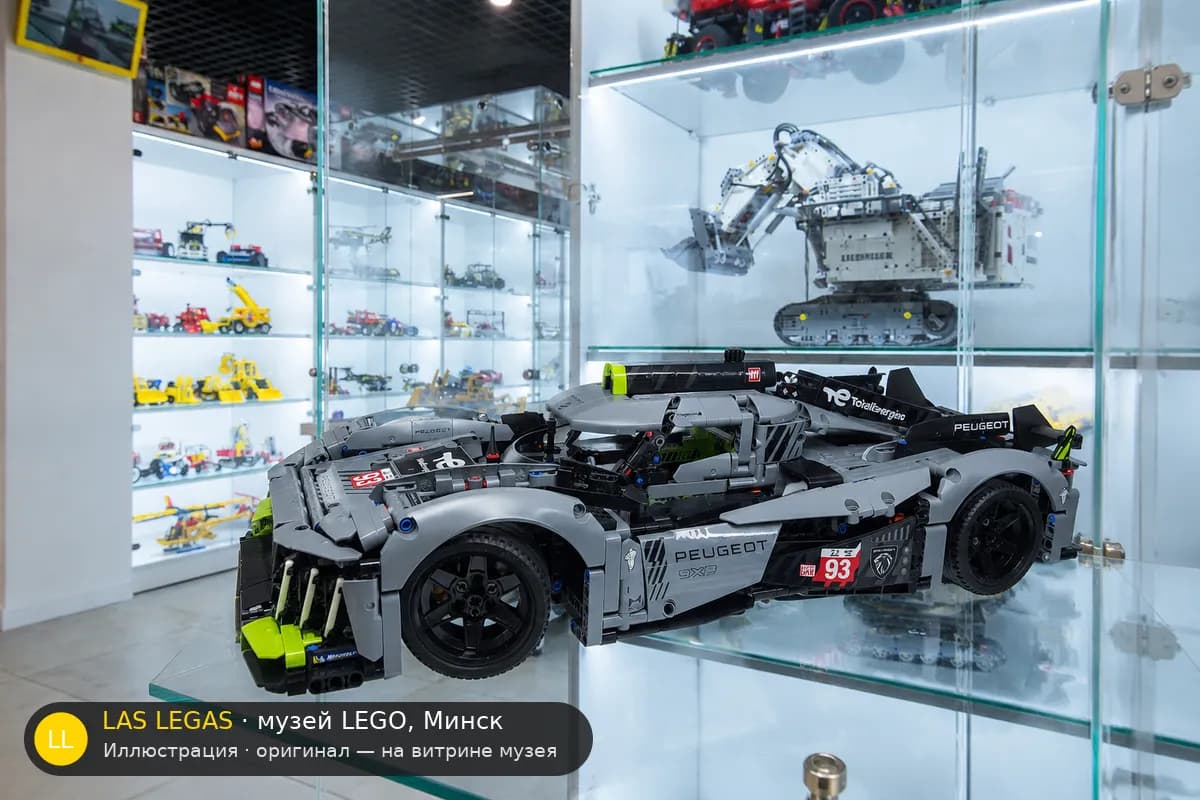 Иллюстрация: LEGO 42156 Гоночный гиперкар PEUGEOT 9X8 на витрине в зале музея Las Legas