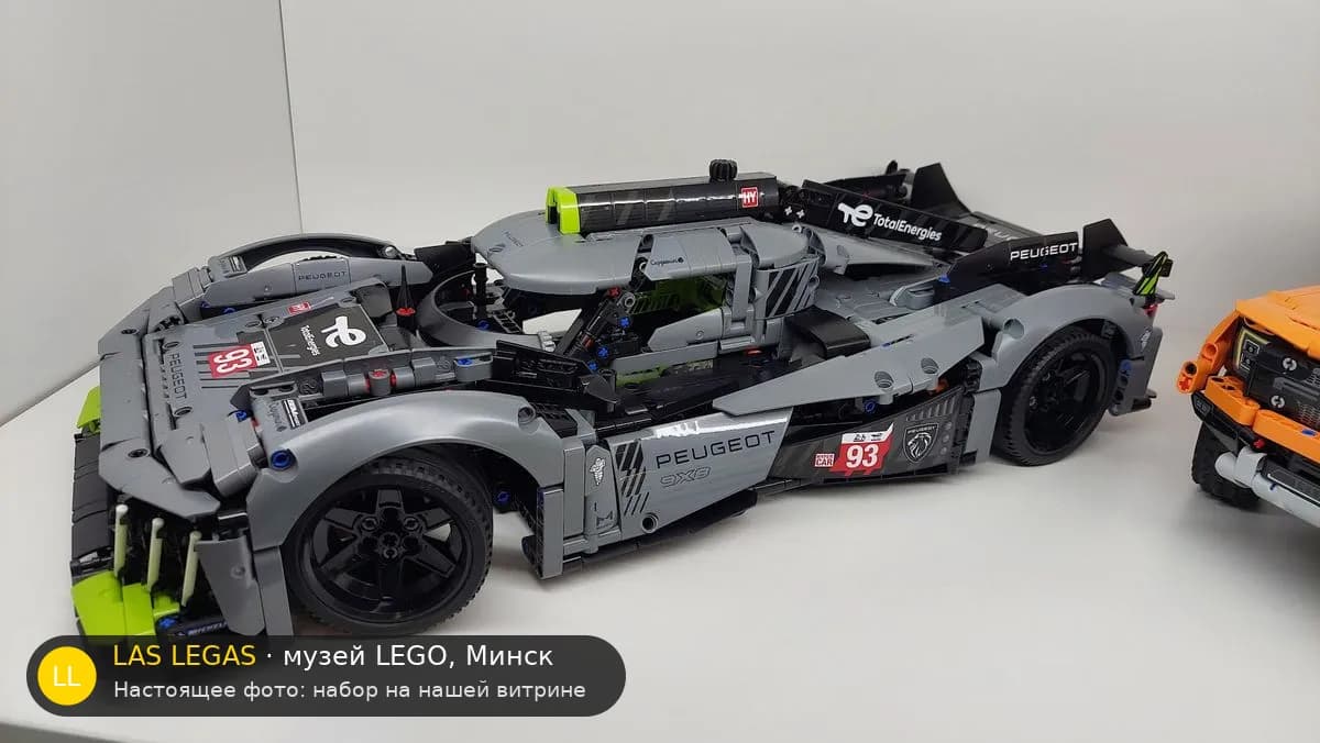 LEGO 42156 Гоночный гиперкар PEUGEOT 9X8 (PEUGEOT 9X8 24H Le Mans Hybrid Hypercar) на витрине музея Las Legas