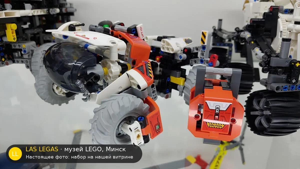 LEGO 42178 Погрузчик для космической поверхности LT78 (Surface Space Loader LT78) на витрине музея Las Legas