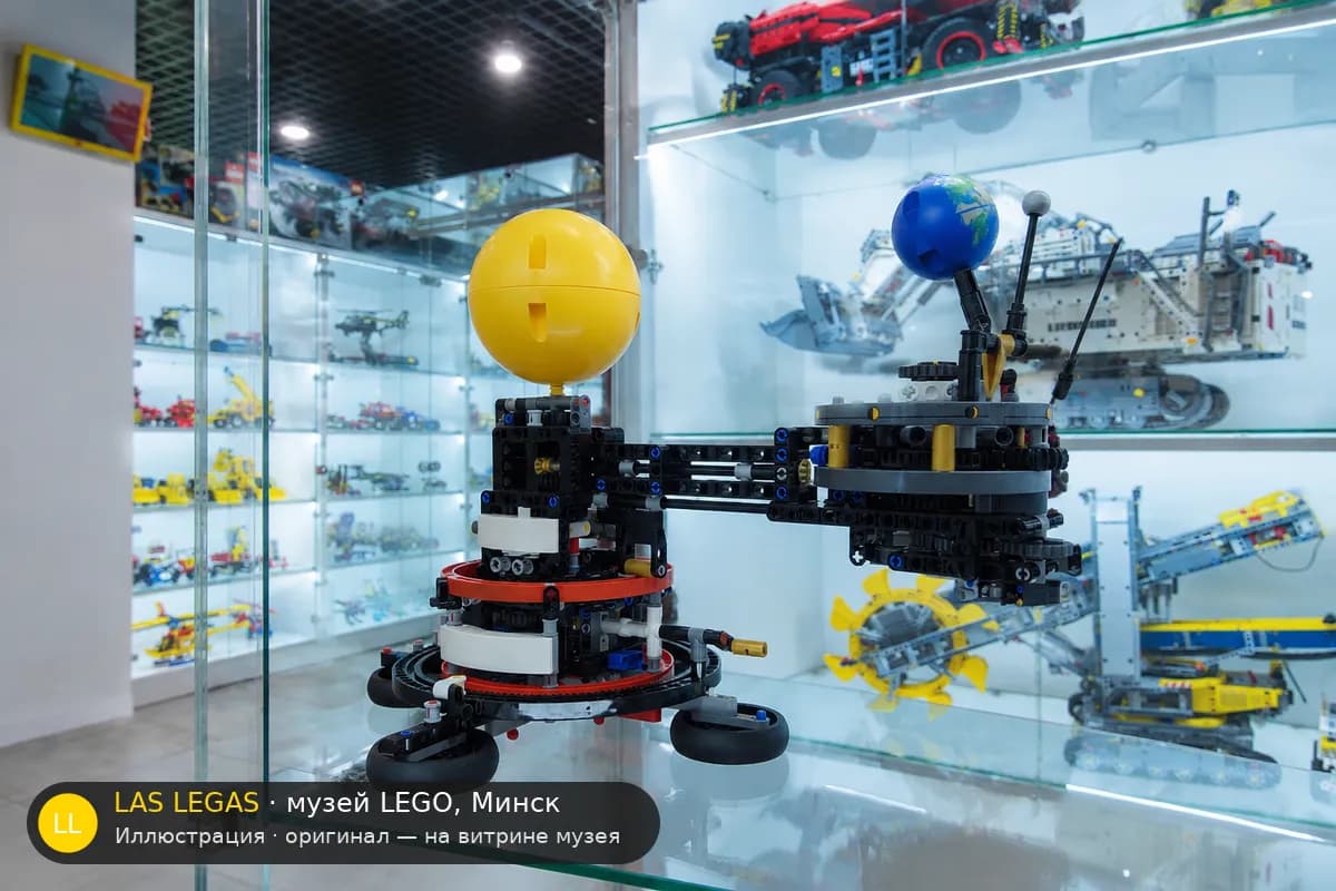Иллюстрация: LEGO 42179 Земля и Луна на орбите на витрине в зале музея Las Legas