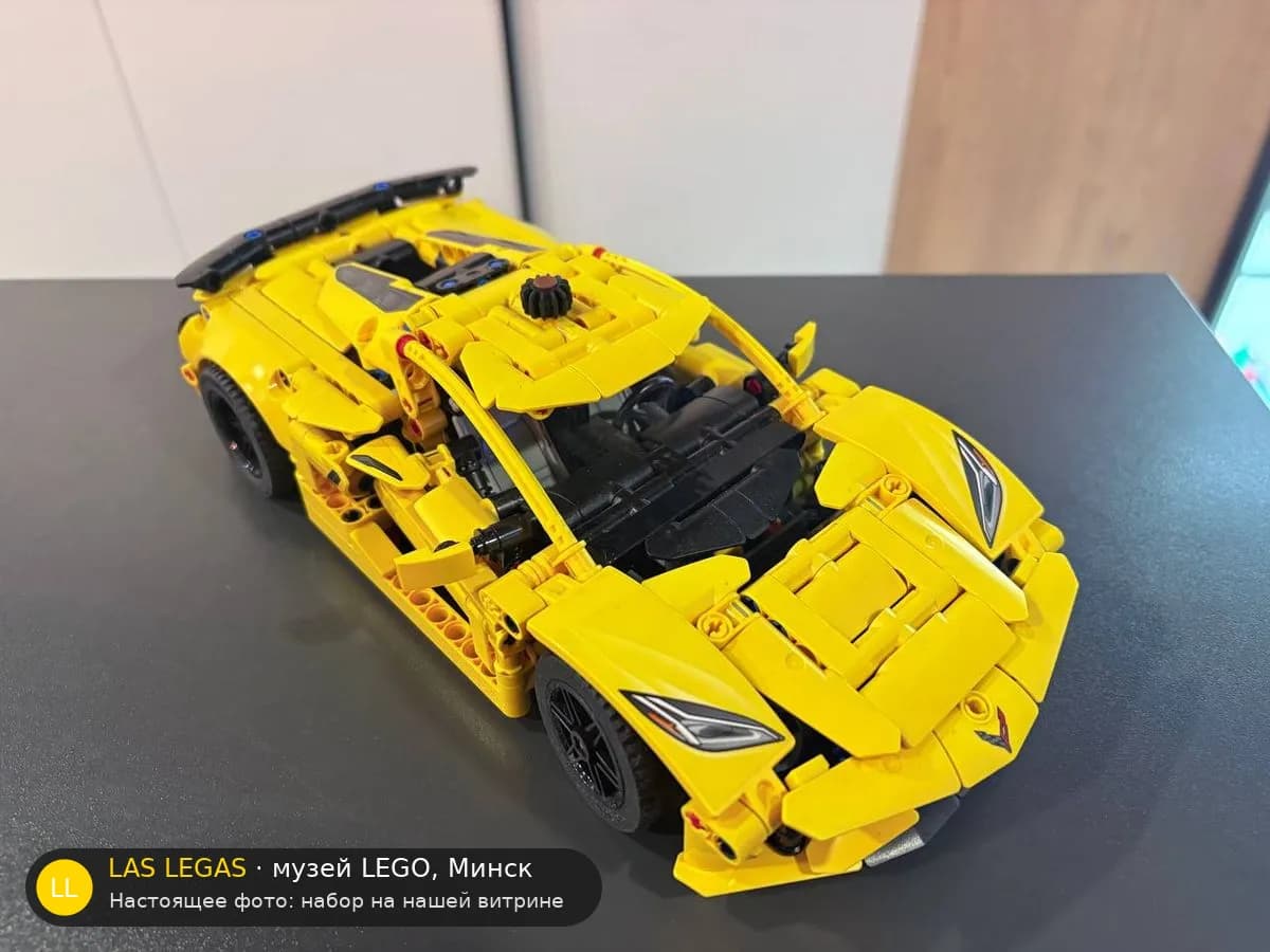 LEGO 42205 Chevrolet Corvette Stingray (Chevrolet Corvette Stingray) на витрине музея Las Legas