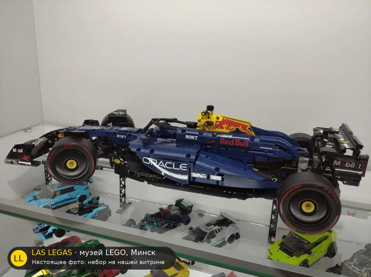 LEGO 42206 Болид Oracle Red Bull Racing RB20 (Oracle Red Bull Racing RB20 F1 Car) на витрине музея Las Legas