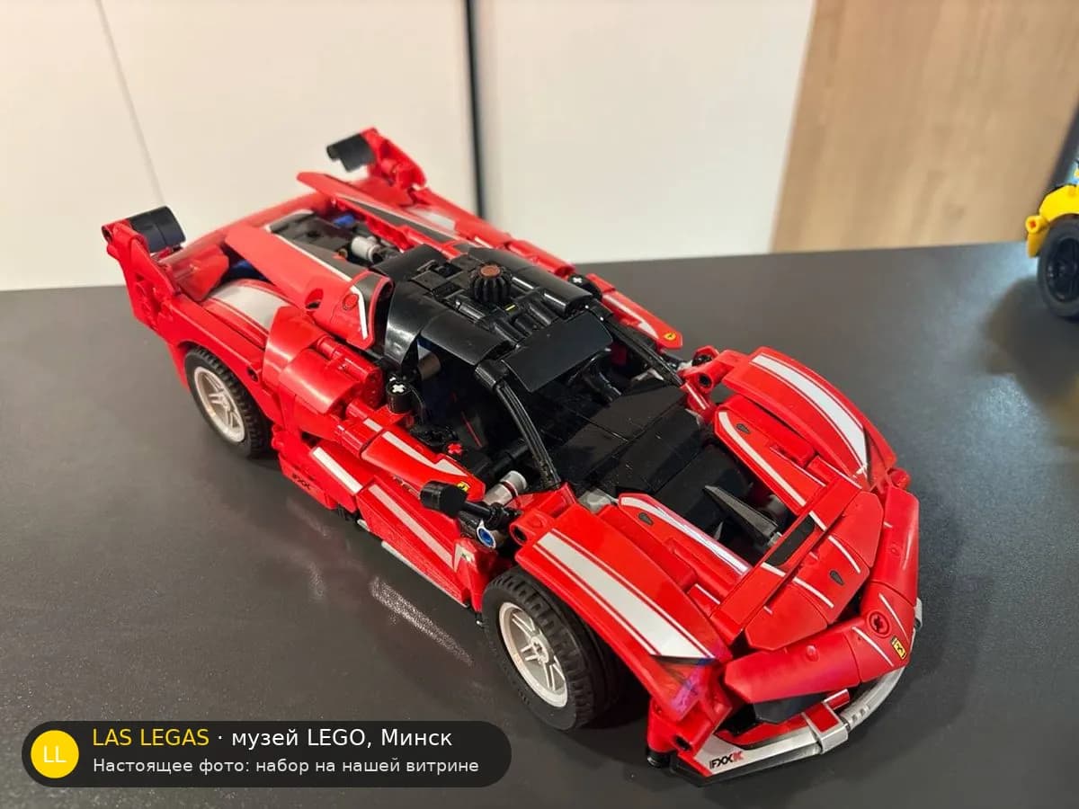 LEGO 42212 Ferrari FXX K (Ferrari FXX K) на витрине музея Las Legas
