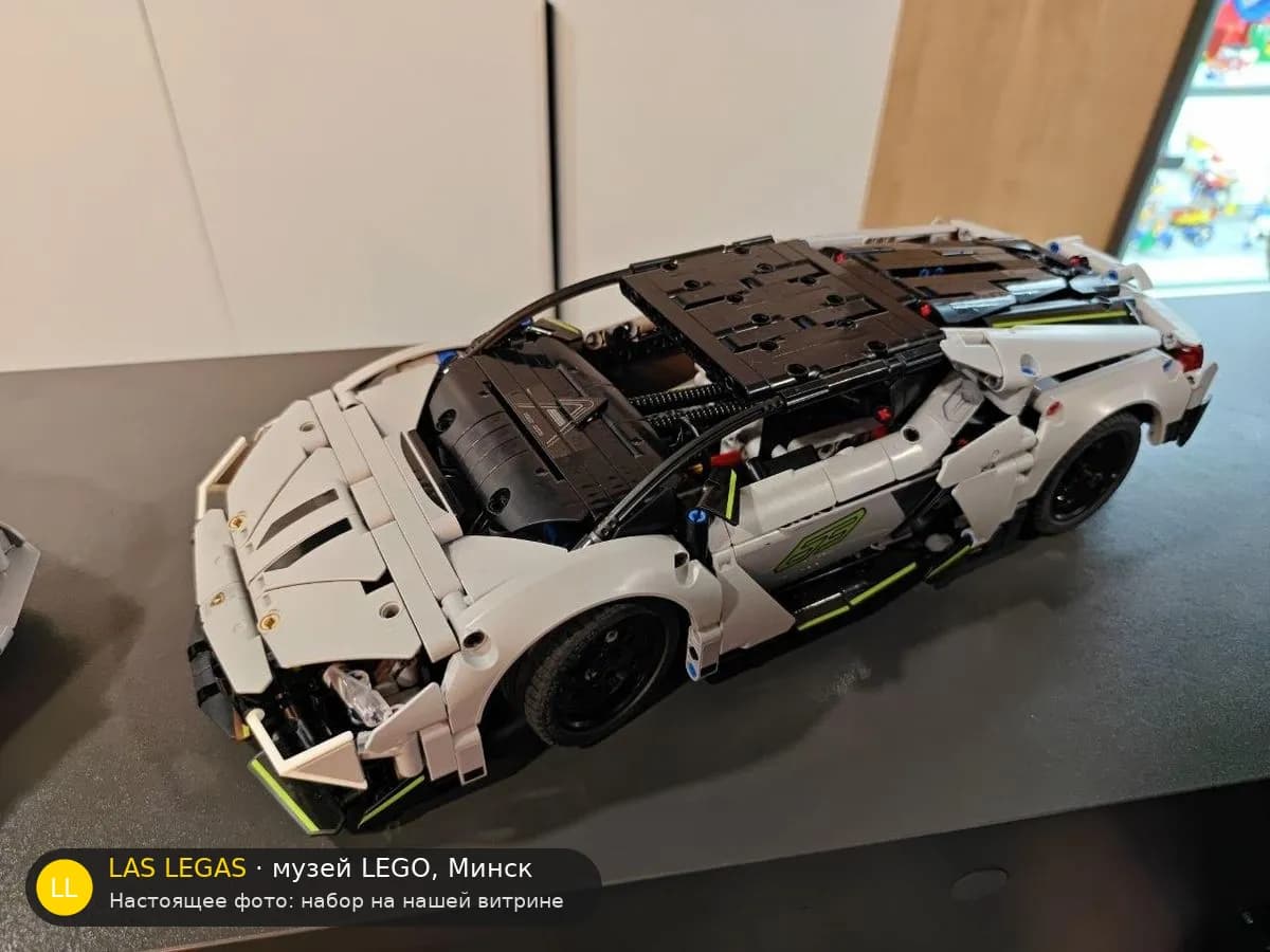LEGO 42214 Lamborghini Revuelto (Lamborghini Revuelto) на витрине музея Las Legas