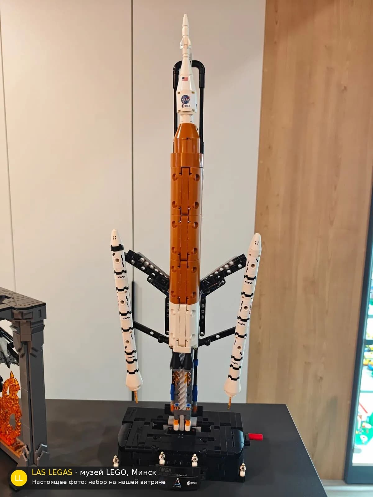 LEGO 42221 Ракета NASA Artemis (NASA Artemis Space Launch System Rocket) на витрине музея Las Legas