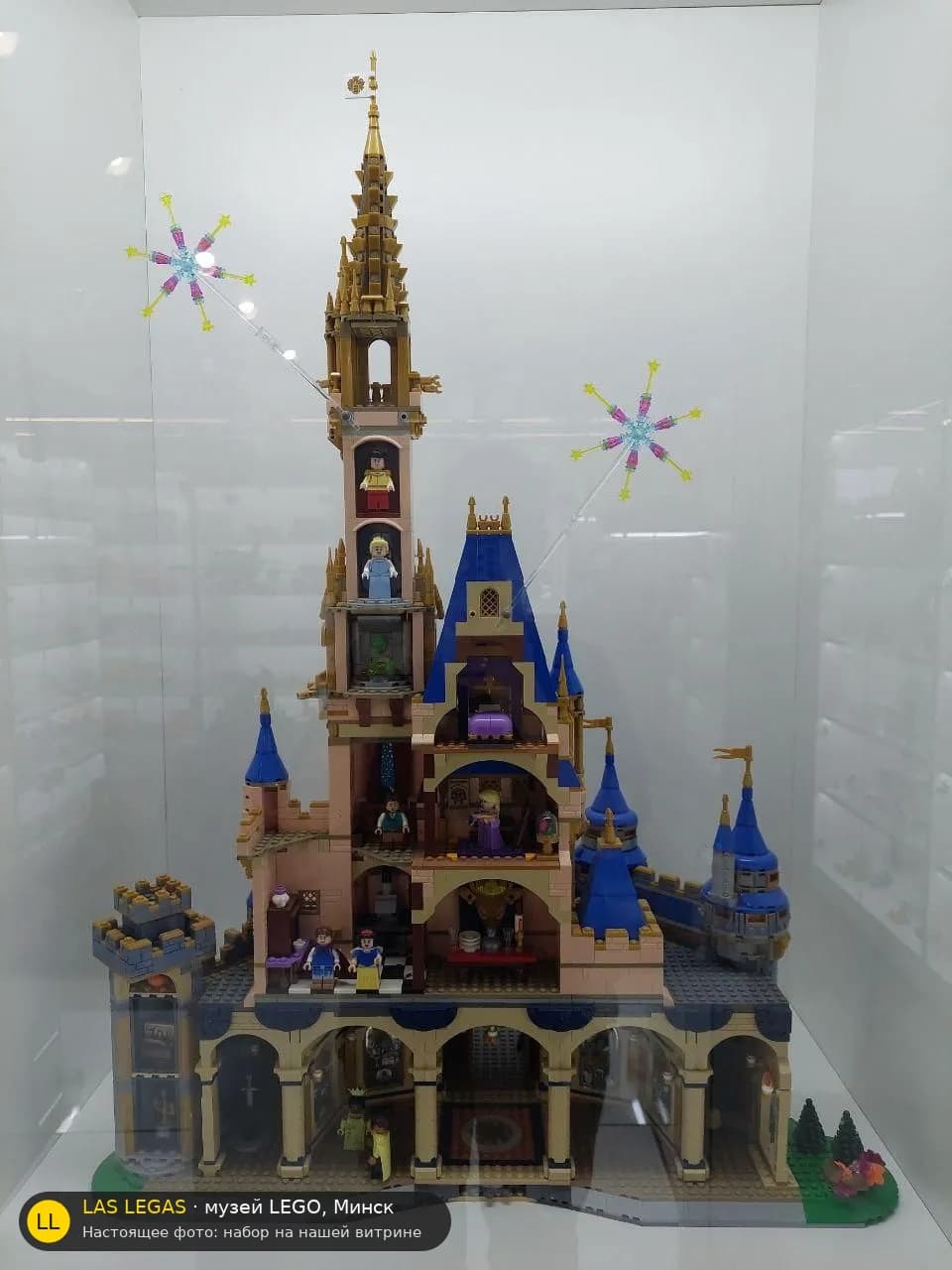 LEGO 43222 Замок Дисней (Disney Castle) на витрине музея Las Legas