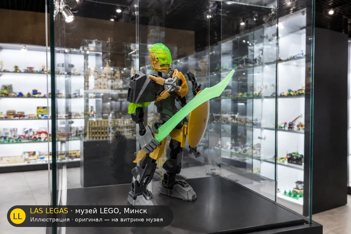 Иллюстрация: LEGO 44002 РОКА на витрине в зале музея Las Legas