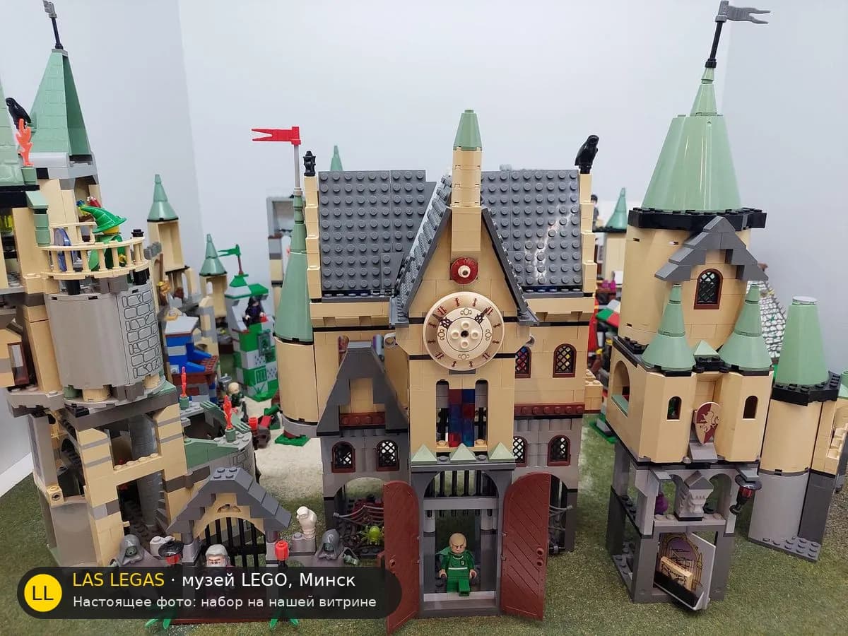 LEGO 4757 Замок Хогвартс (Hogwarts Castle) на витрине музея Las Legas