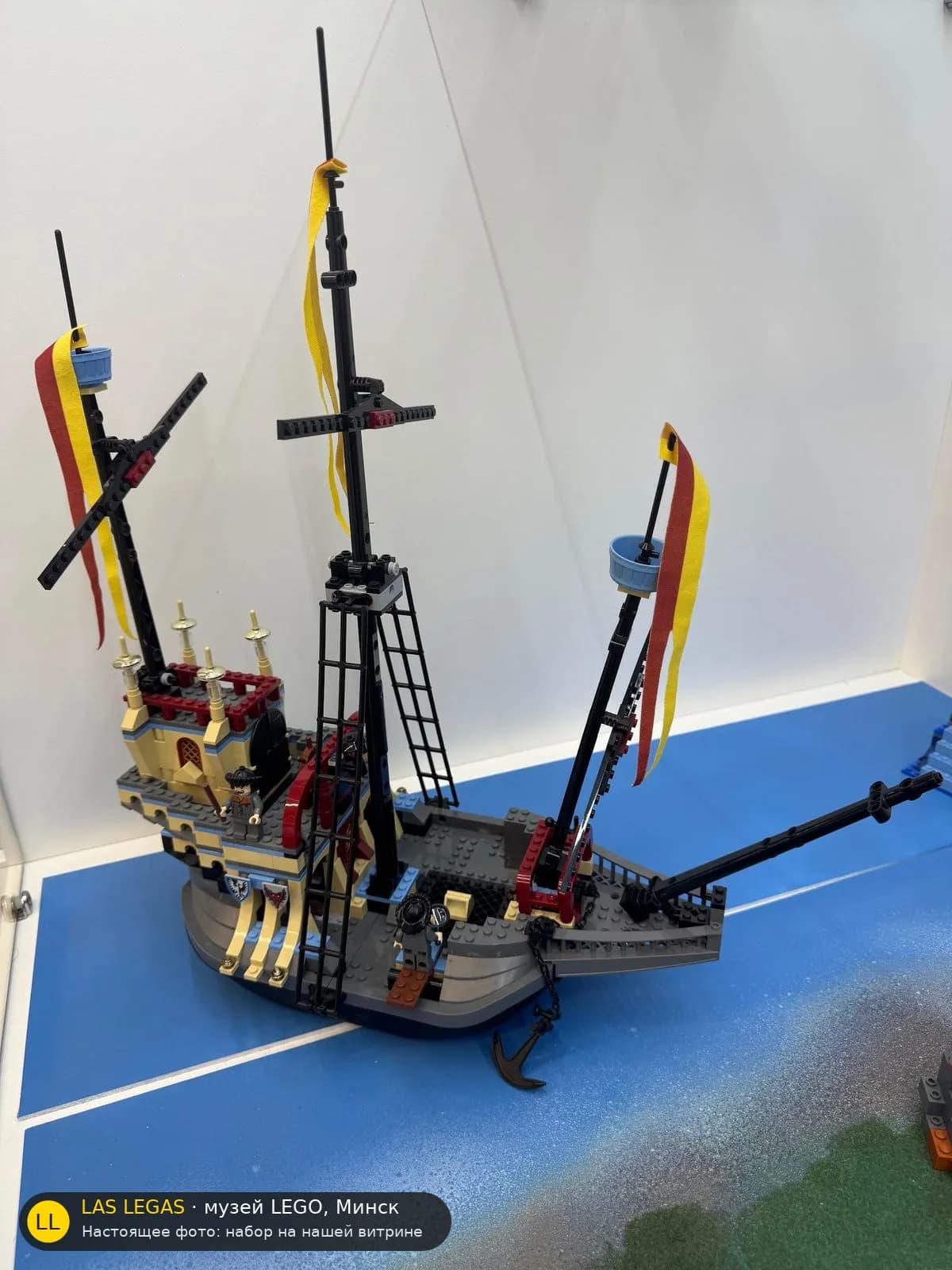 LEGO 4768 Корабль Дурмстранга (The Durmstrang Ship) на витрине музея Las Legas