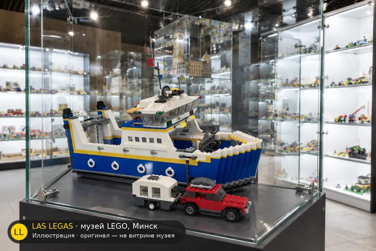 Иллюстрация: LEGO 4997 Паром для перевозки транспорта на витрине в зале музея Las Legas