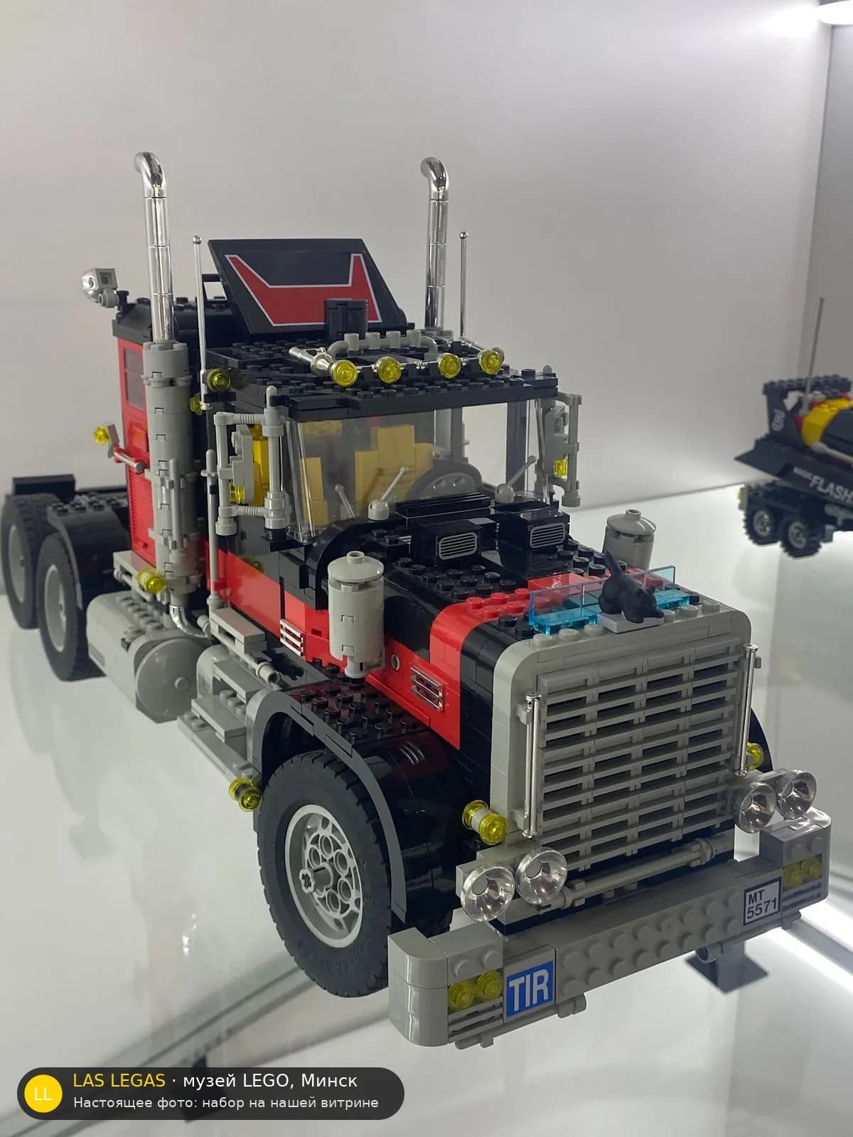 LEGO 5571 Гигантский грузовик (Giant Truck) на витрине музея Las Legas