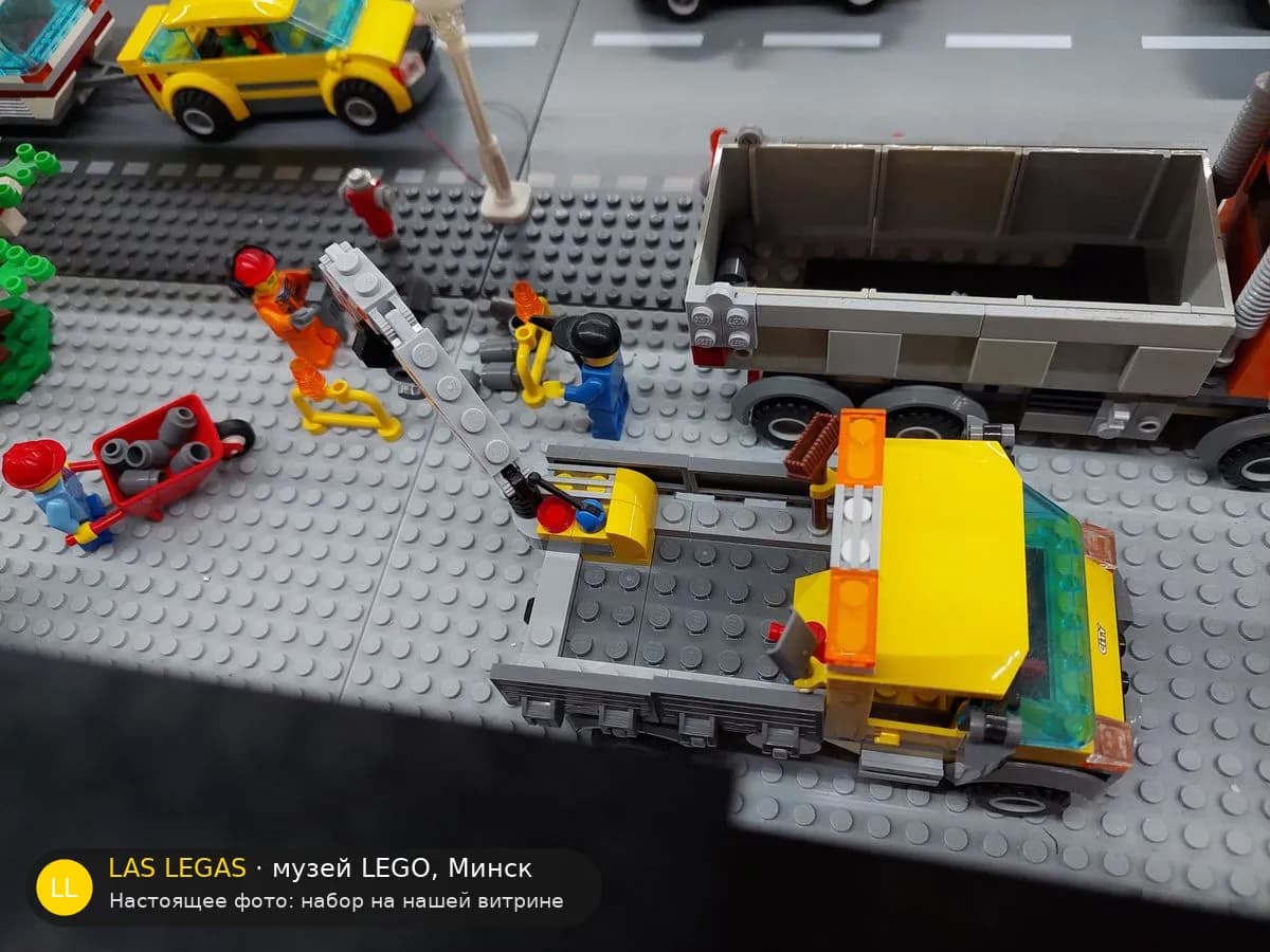 LEGO 60073 Служебный грузовик (Service Truck) на витрине музея Las Legas