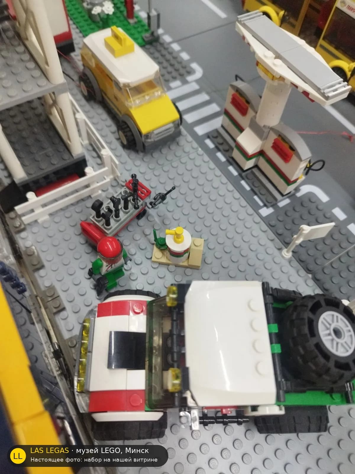 LEGO 60115 Внедорожник 4 x 4 (4 x 4 Off Roader) на витрине музея Las Legas
