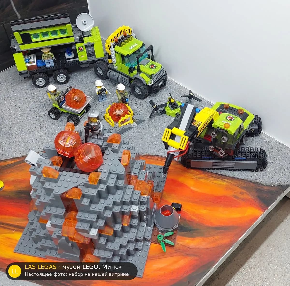 LEGO 60124 Исследователи вулканов (Volcano Exploration Base) на витрине музея Las Legas