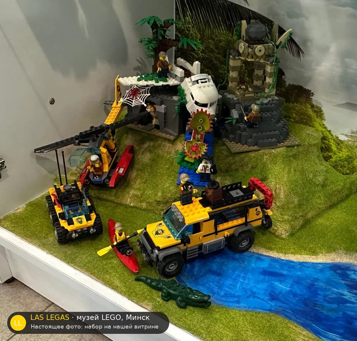 LEGO 60161 Исследовательская база в джунглях (Jungle Exploration Site) на витрине музея Las Legas