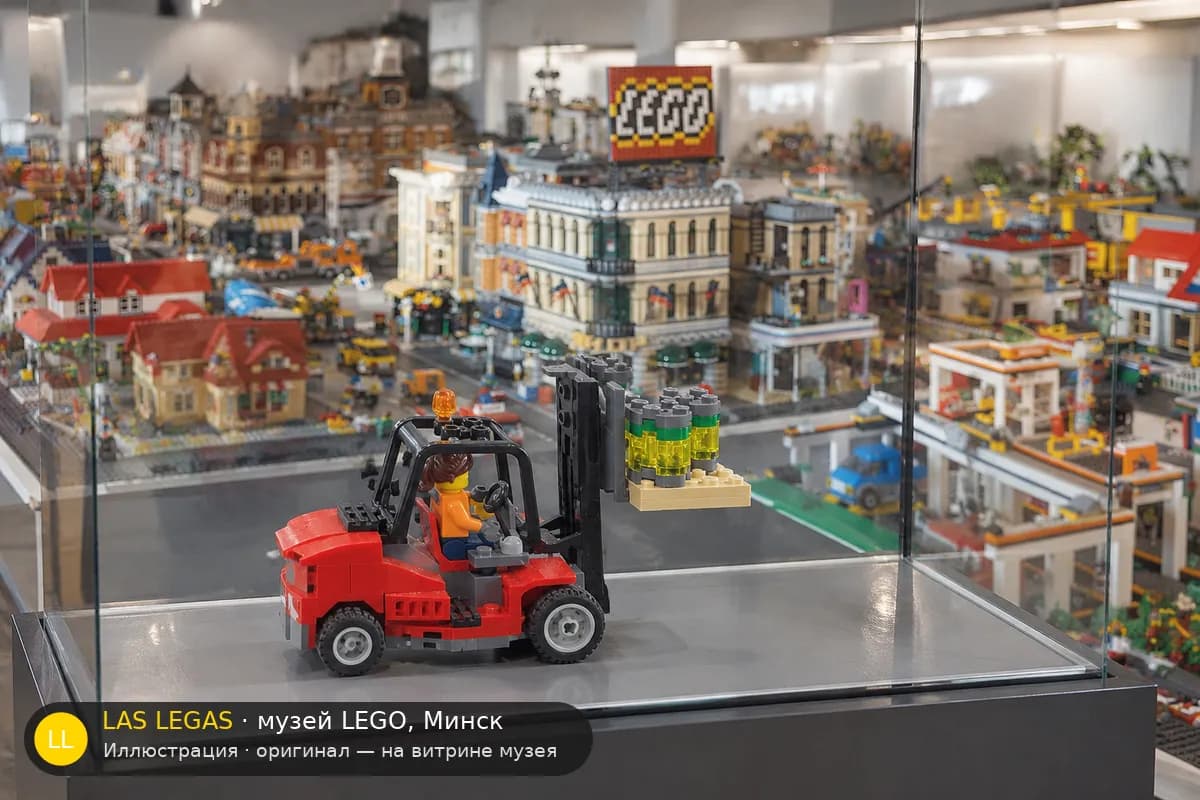 Иллюстрация: LEGO 60169 Грузовой терминал на витрине в зале музея Las Legas